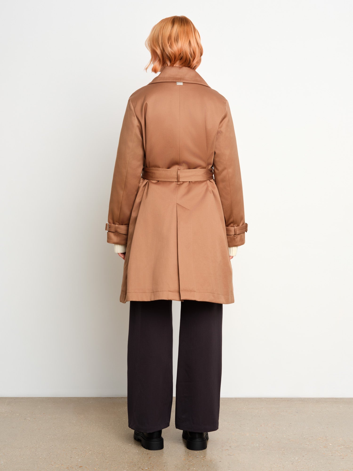 The model is 175 cm tall and is wearing a size 2 in Beige.