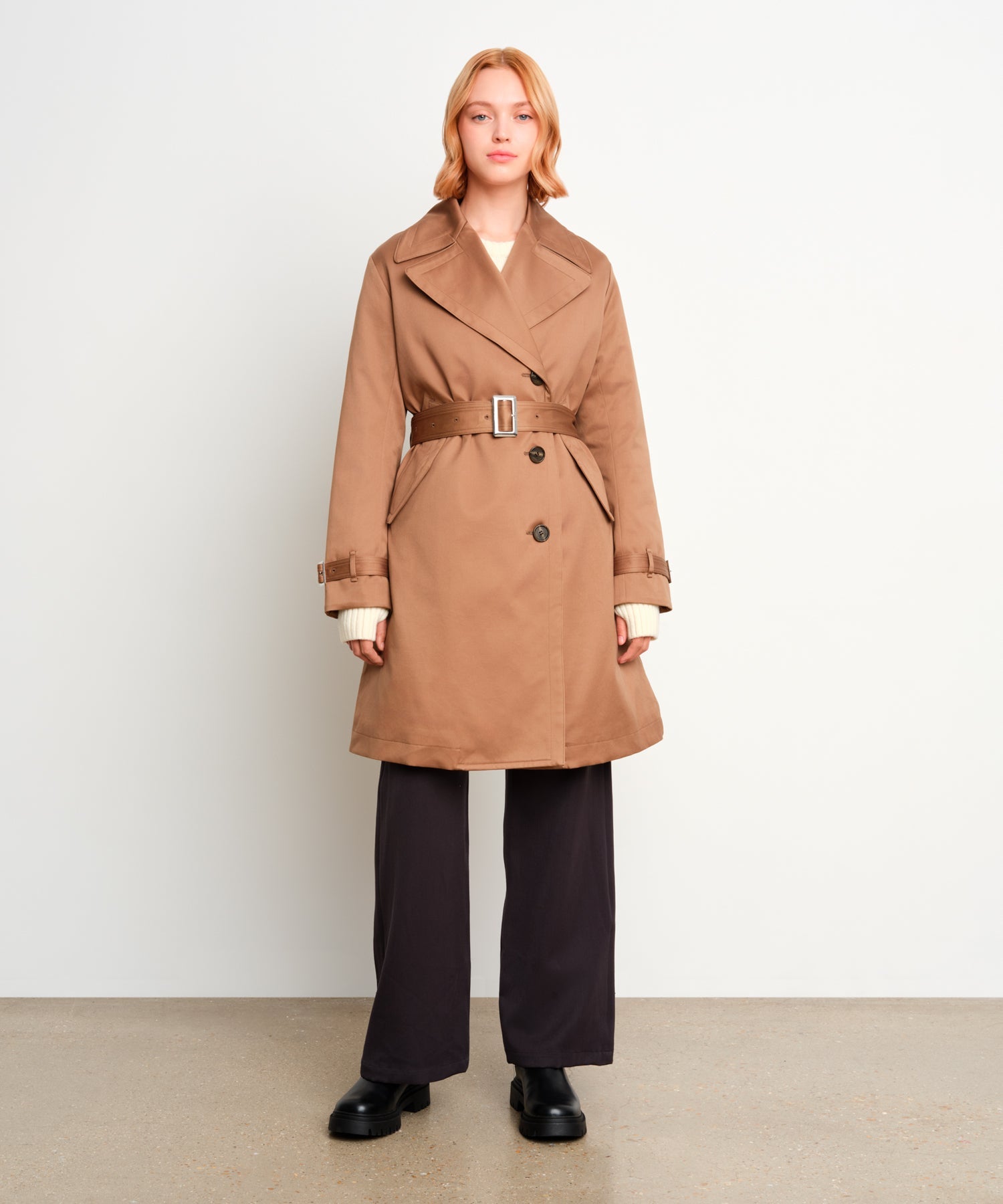 The model is 175 cm tall and is wearing a size 2 in Beige.
