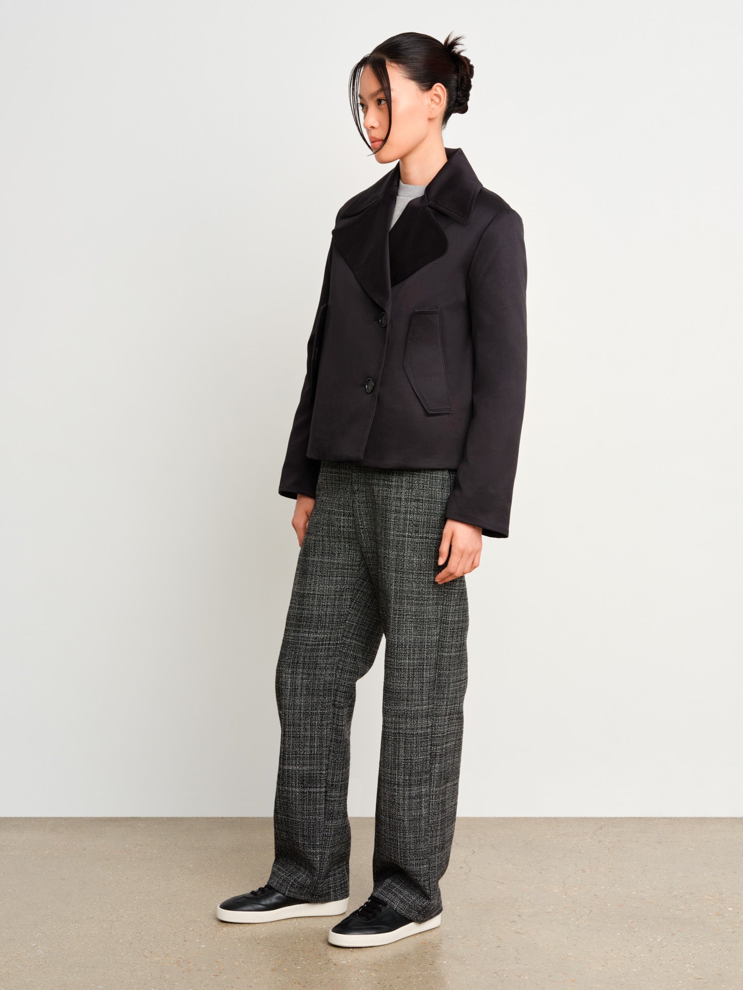 The model is 175 cm tall and is wearing a size 2 in Black.