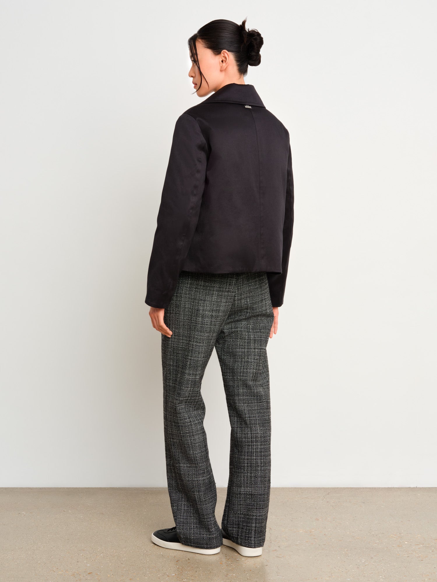 The model is 175 cm tall and is wearing a size 2 in Black.