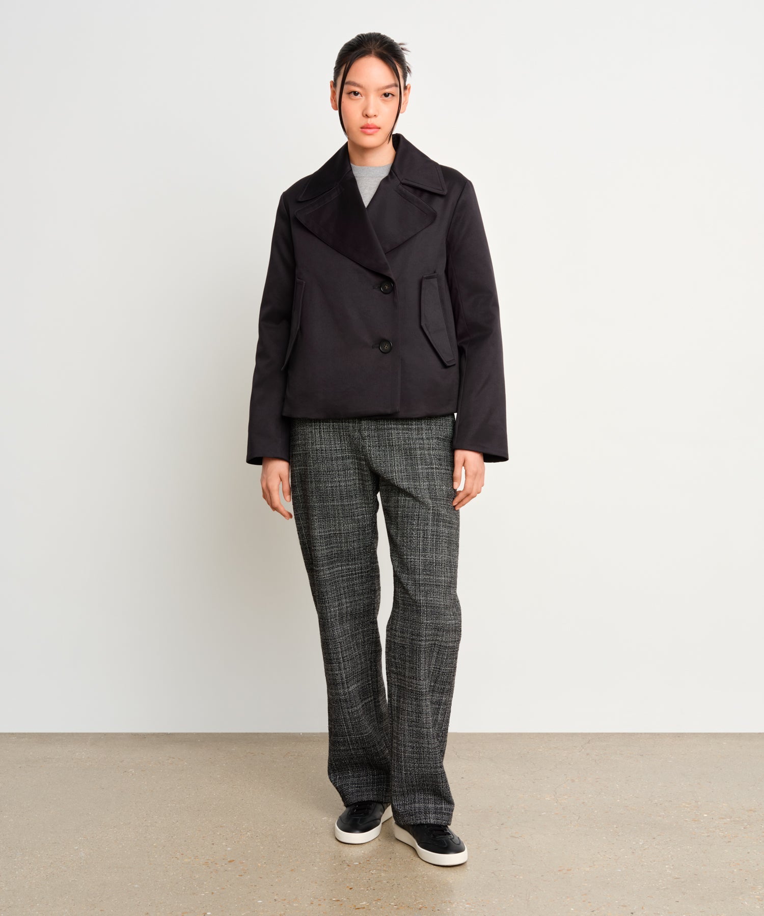 The model is 175 cm tall and is wearing a size 2 in Black.