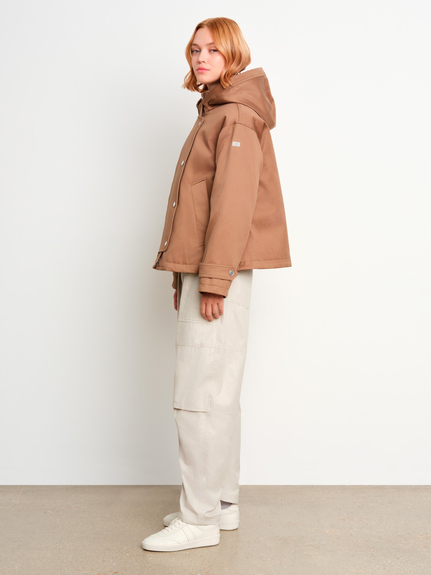 The model is 175 cm tall and is wearing a size 2 in Beige.