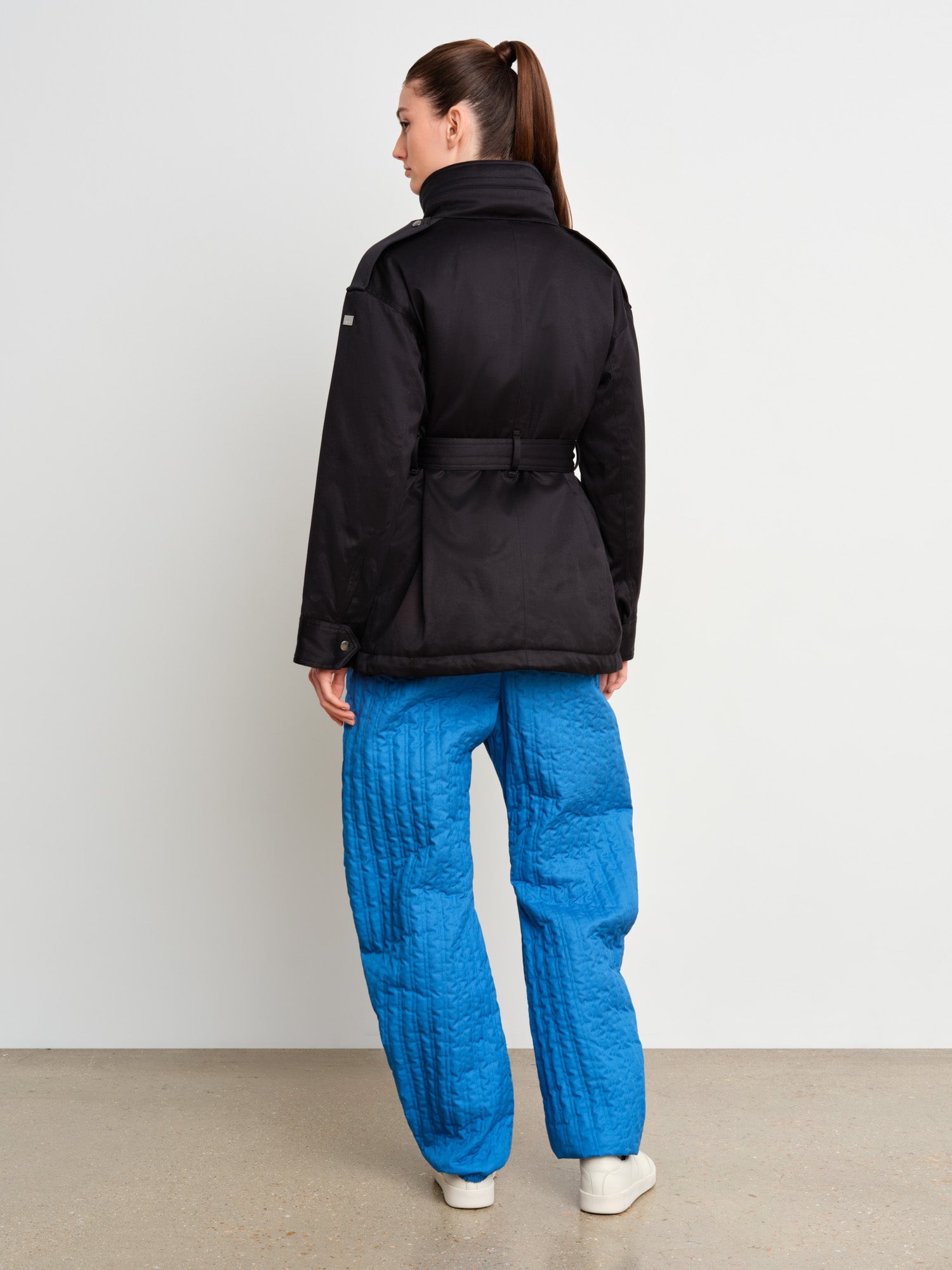 The model is 175 cm tall and is wearing a size 2 in Black.