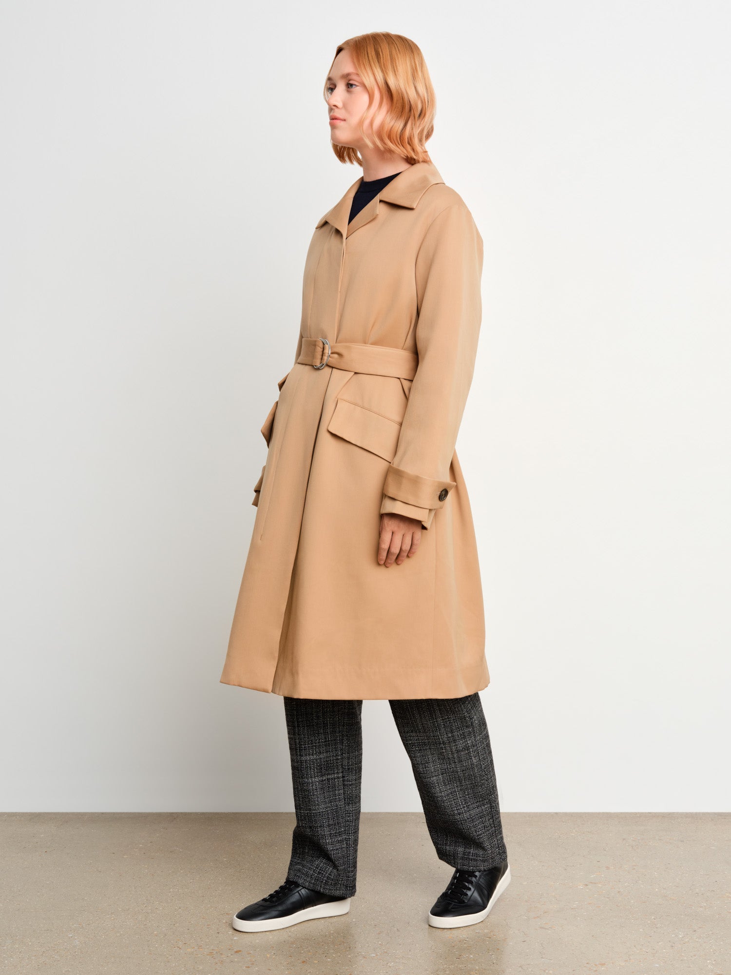 The model is 175 cm tall and is wearing a size 2 in Beige.