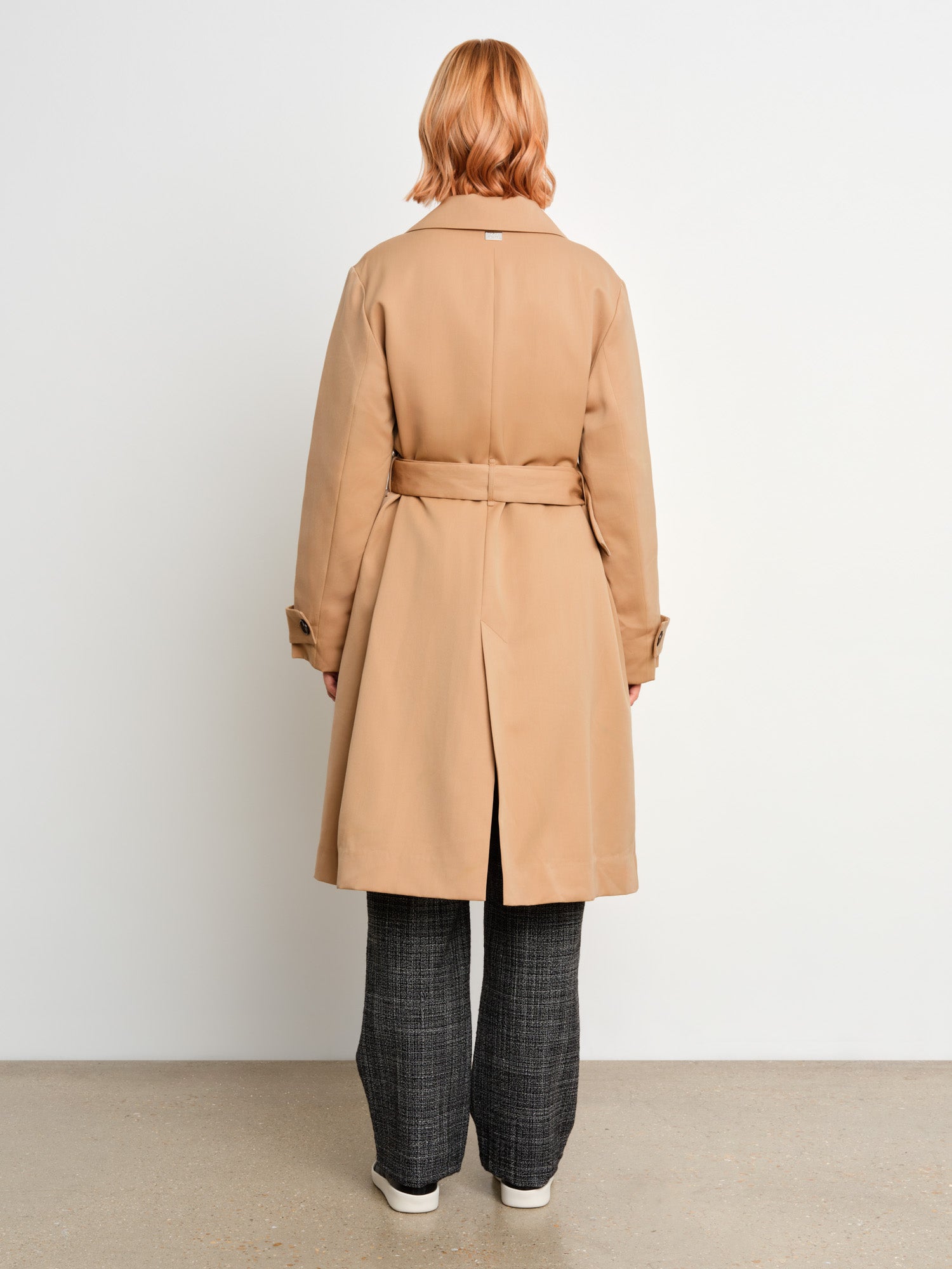The model is 175 cm tall and is wearing a size 2 in Beige.