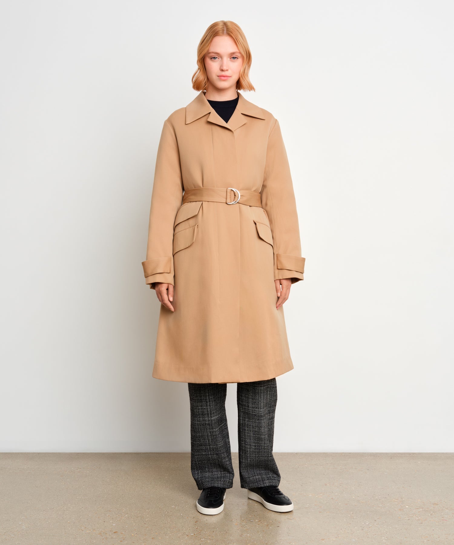 The model is 175 cm tall and is wearing a size 2 in Beige.