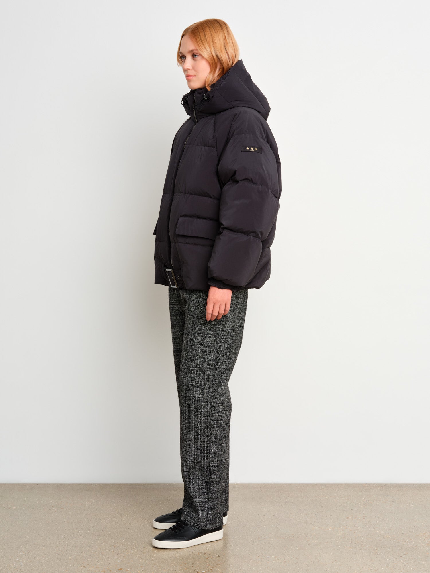 The model is 175 cm tall and is wearing a size 2 in Black.