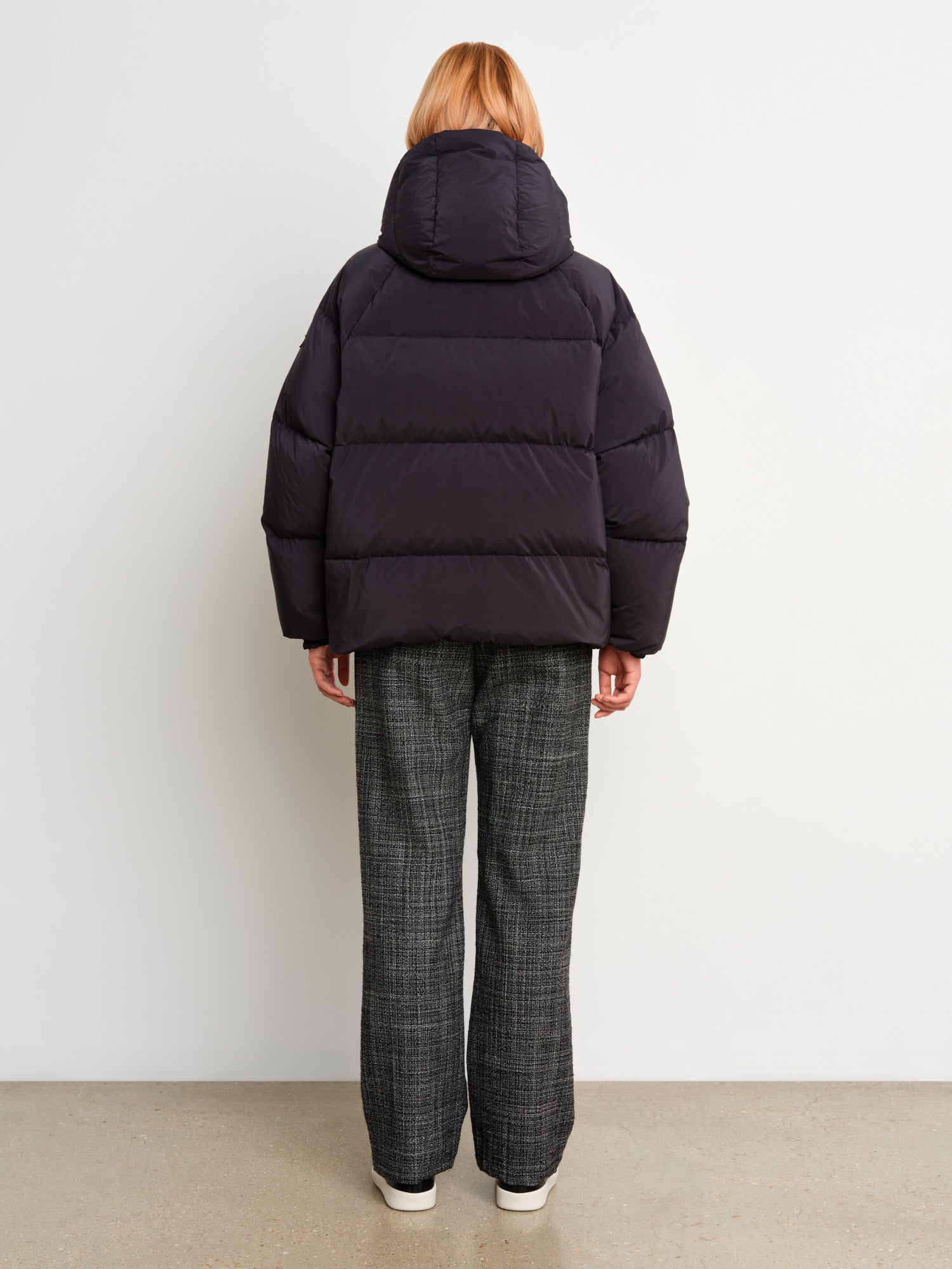 The model is 175 cm tall and is wearing a size 2 in Black.