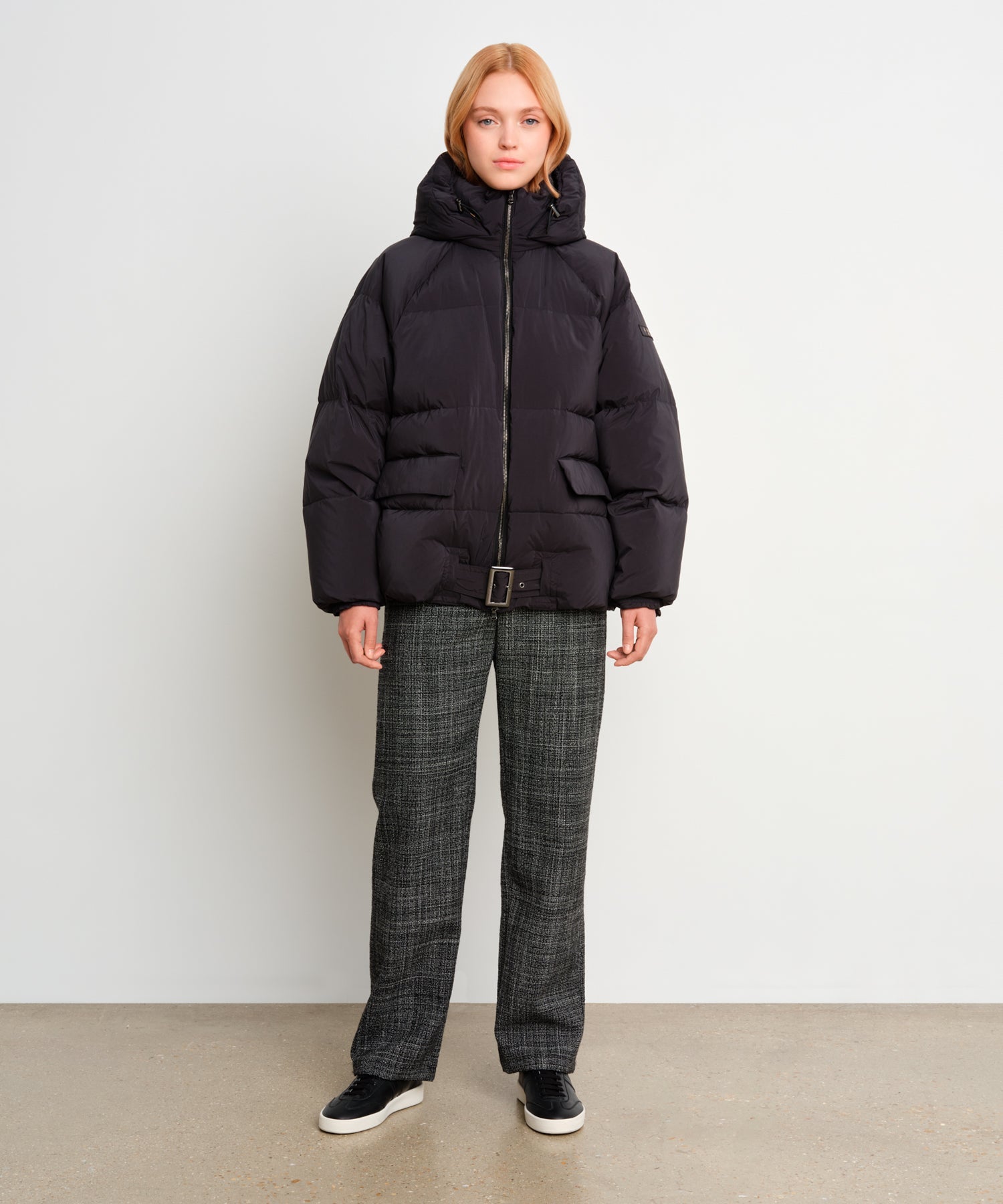 The model is 175 cm tall and is wearing a size 2 in Black.