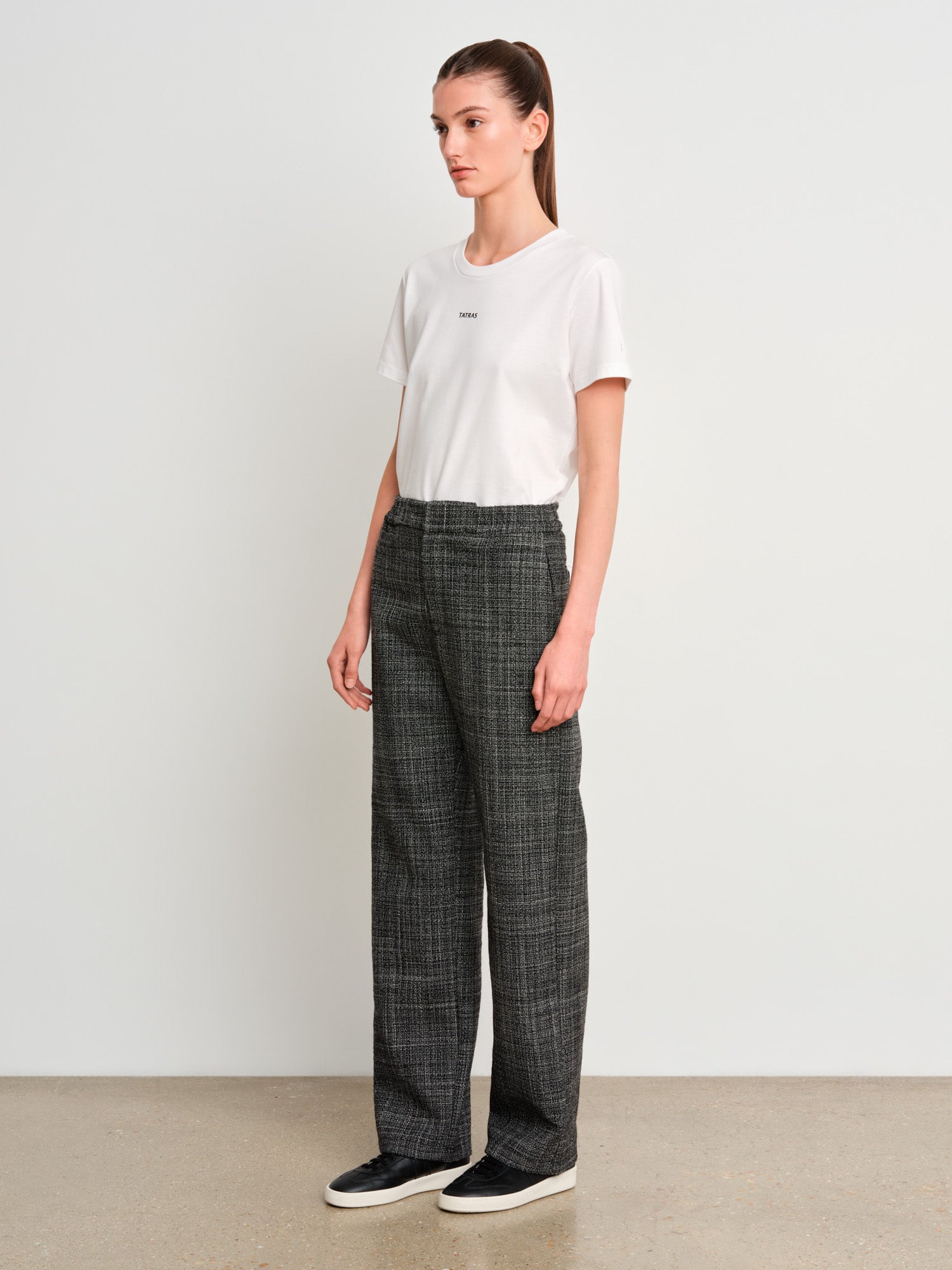 The model is 175 cm tall and is wearing a size 2 in Black.