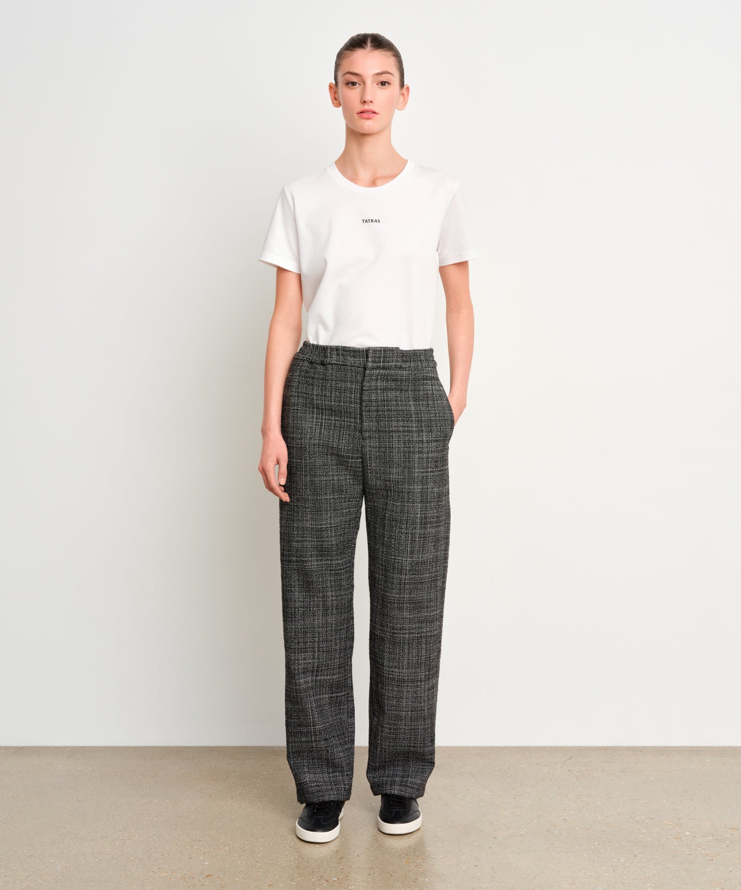 The model is 175 cm tall and is wearing a size 2 in Black.