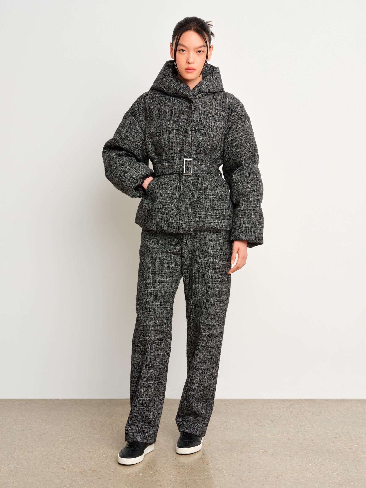 The model is 175 cm tall and is wearing a size 2 in Black.