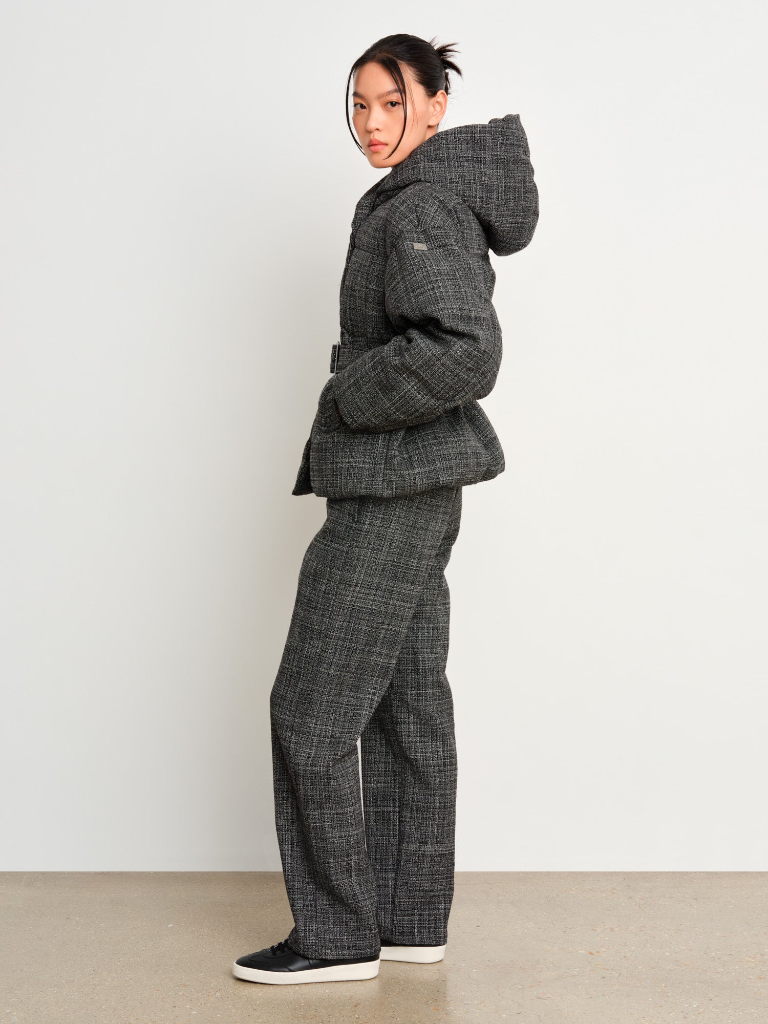 The model is 175 cm tall and is wearing a size 2 in Black.