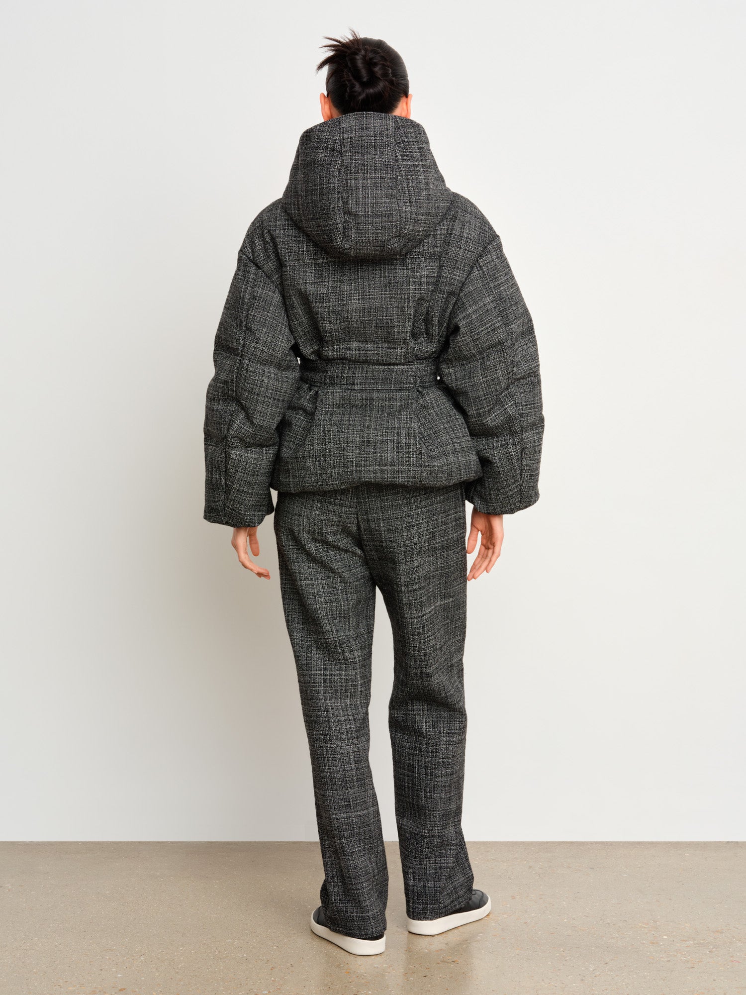 The model is 175 cm tall and is wearing a size 2 in Black.