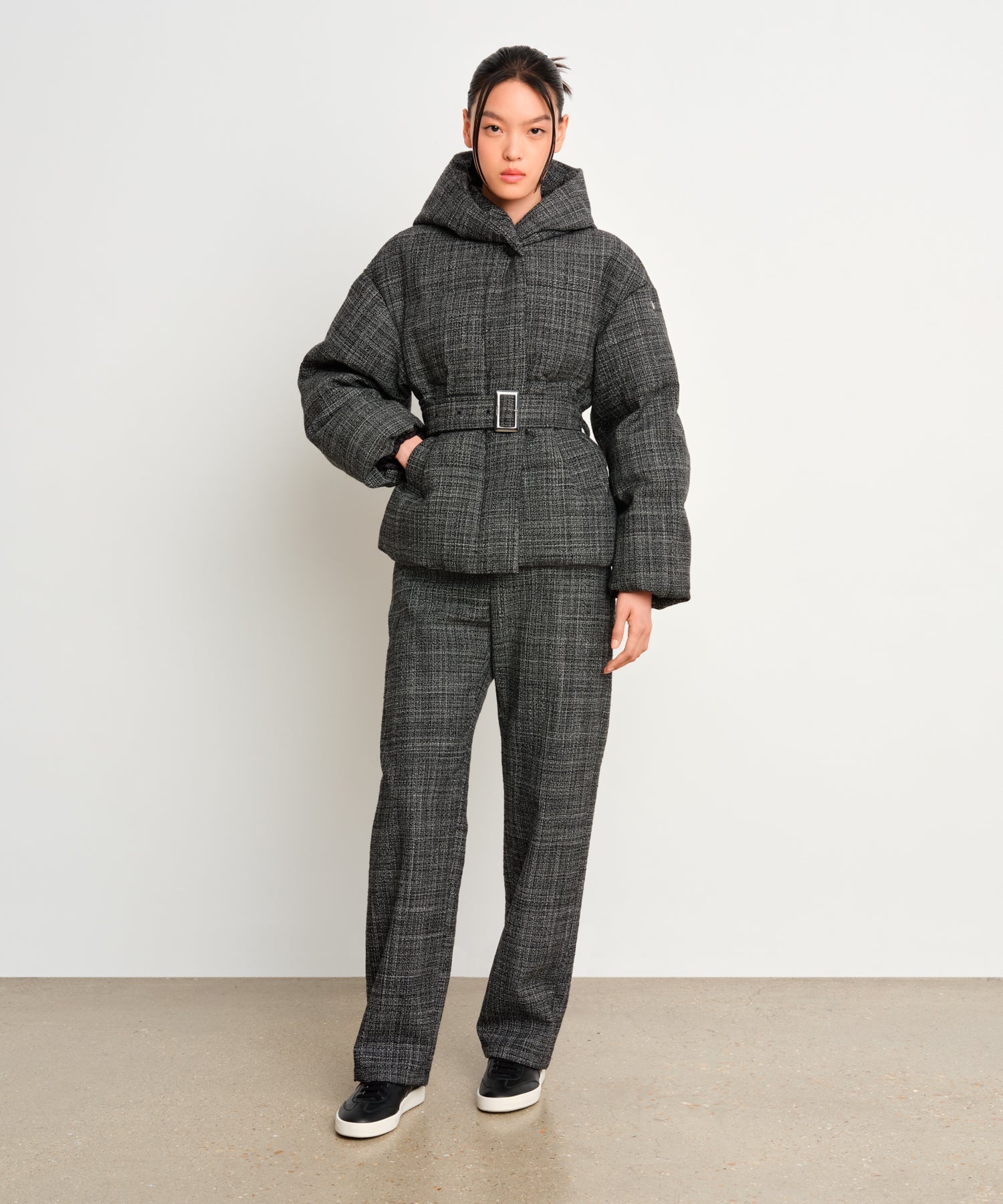 The model is 175 cm tall and is wearing a size 2 in Black.