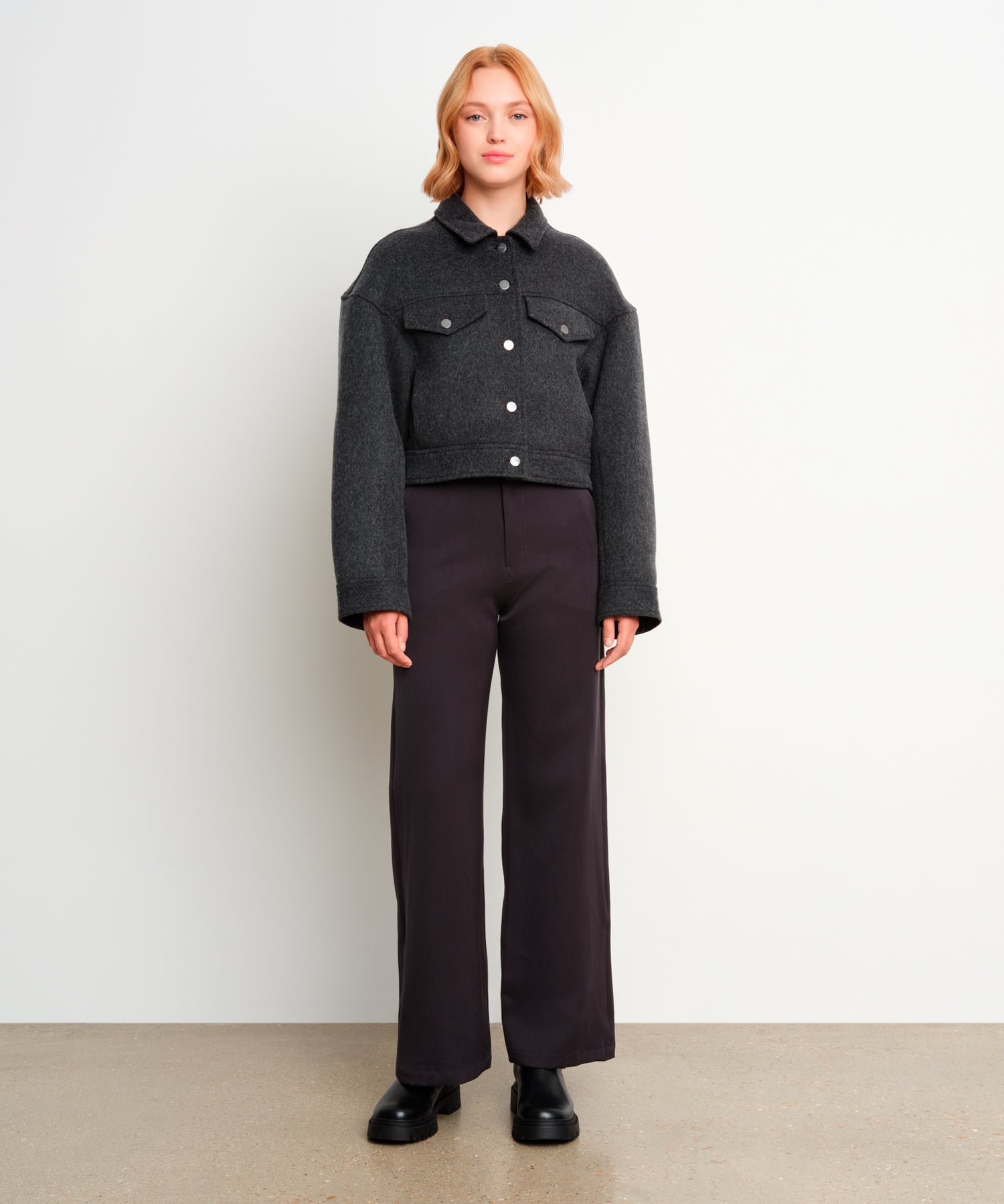 The model is 175 cm tall and is wearing a size 2 in Charcoal Gray.