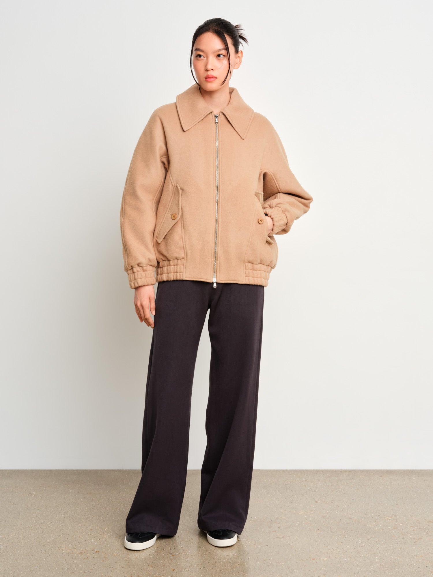 The model is 175 cm tall and is wearing a size 2 in Beige.