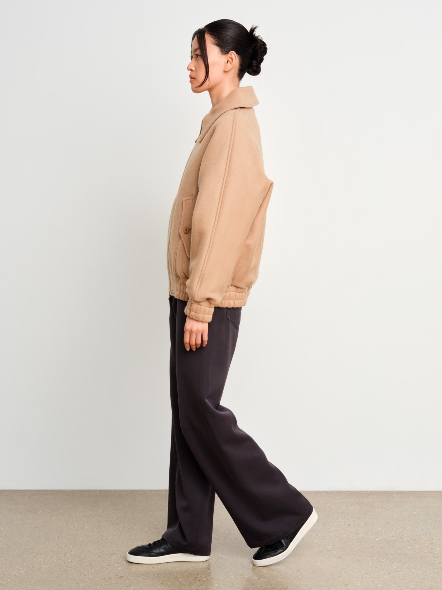 The model is 175 cm tall and is wearing a size 2 in Beige.