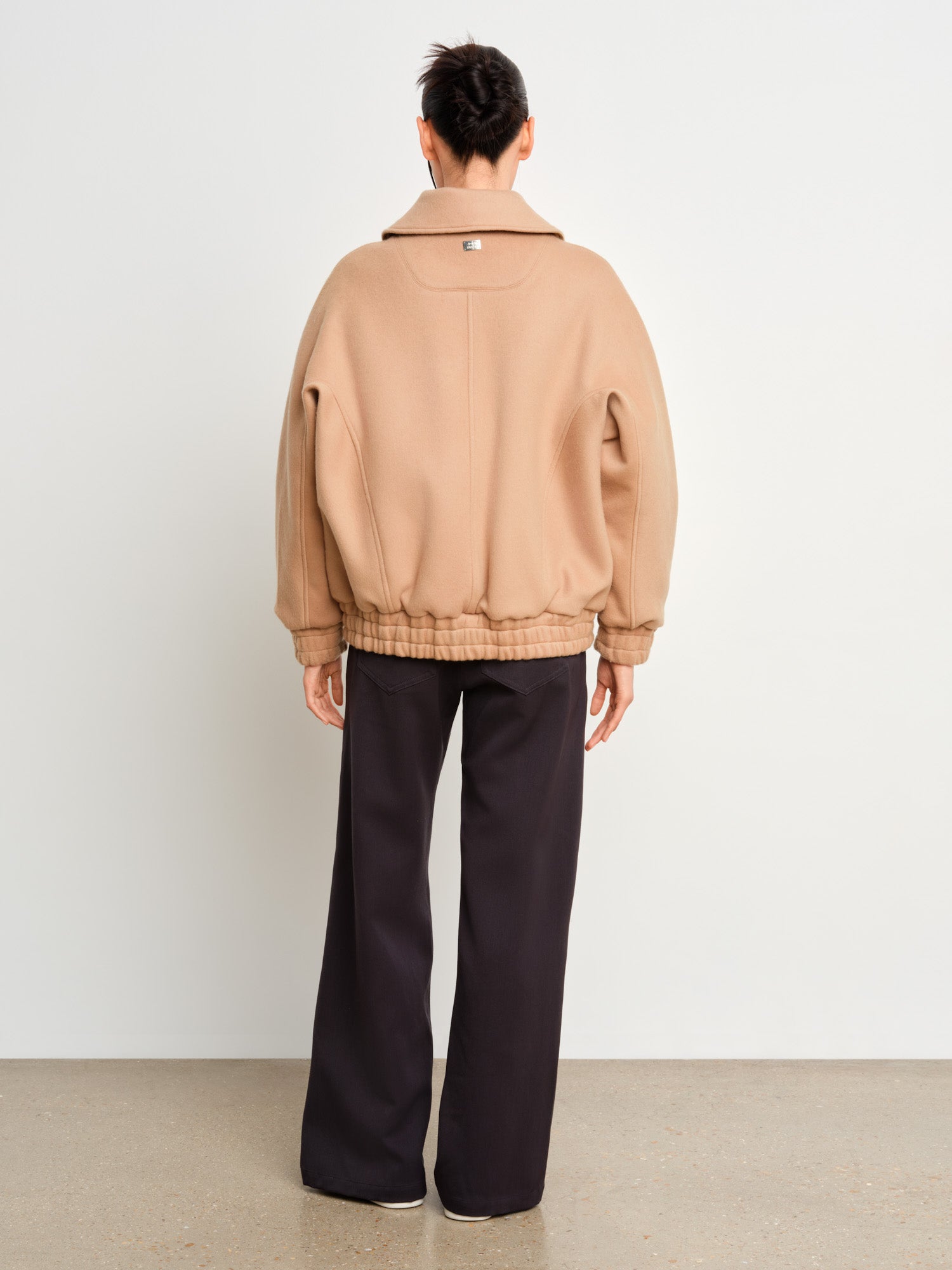 The model is 175 cm tall and is wearing a size 2 in Beige.