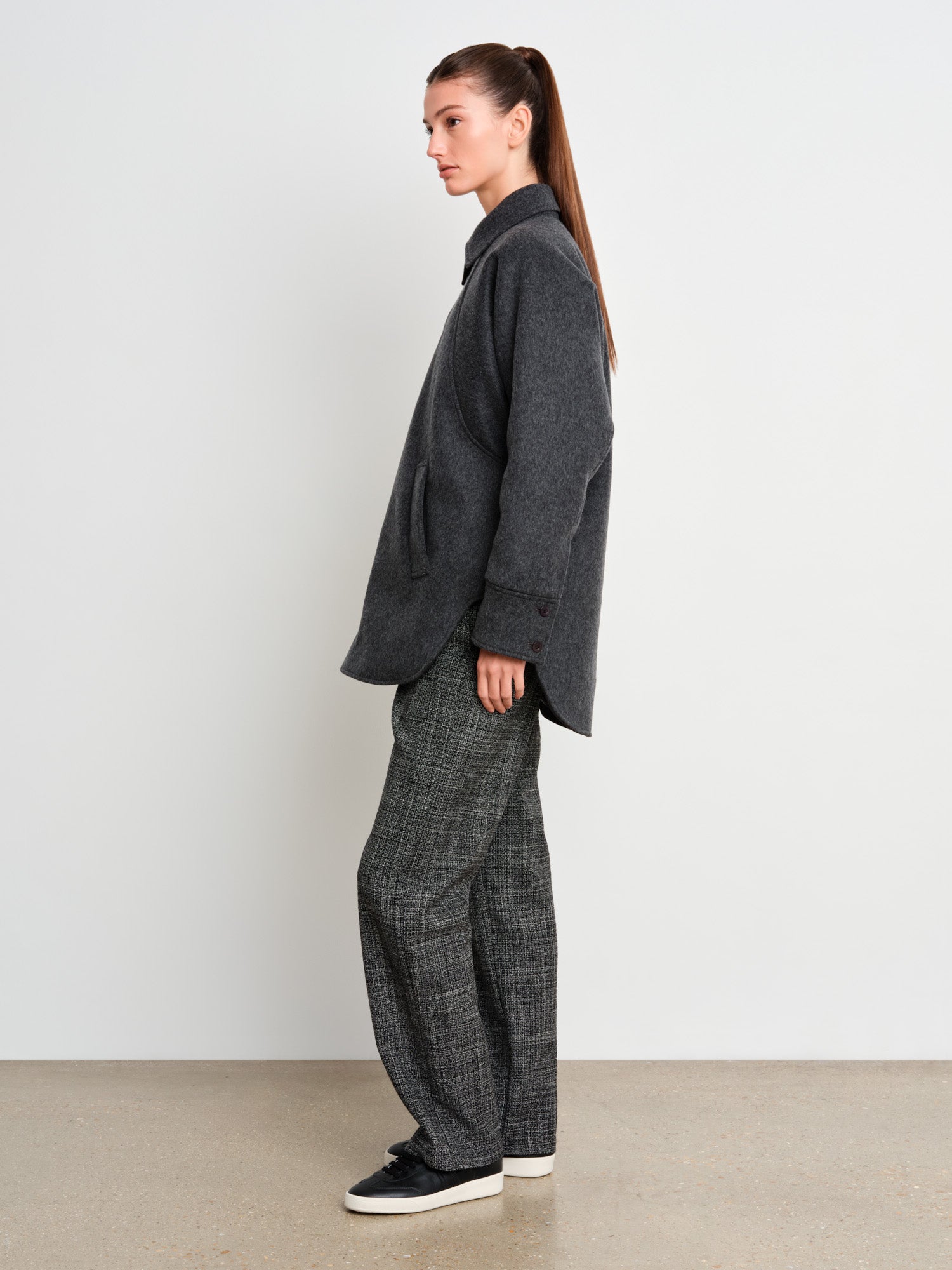 The model is 175 cm tall and is wearing a size 2 in Charcoal Gray.