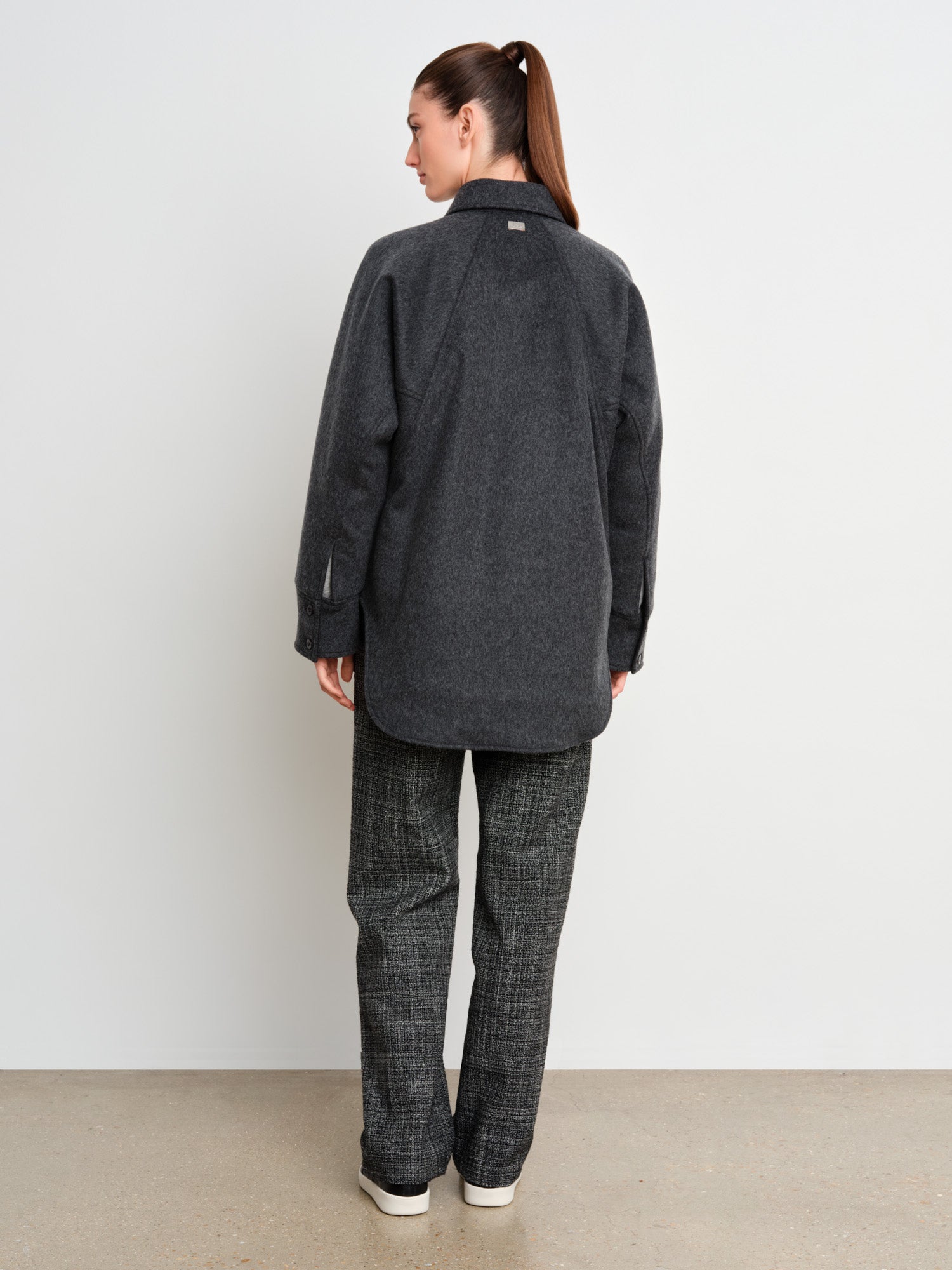 The model is 175 cm tall and is wearing a size 2 in Charcoal Gray.