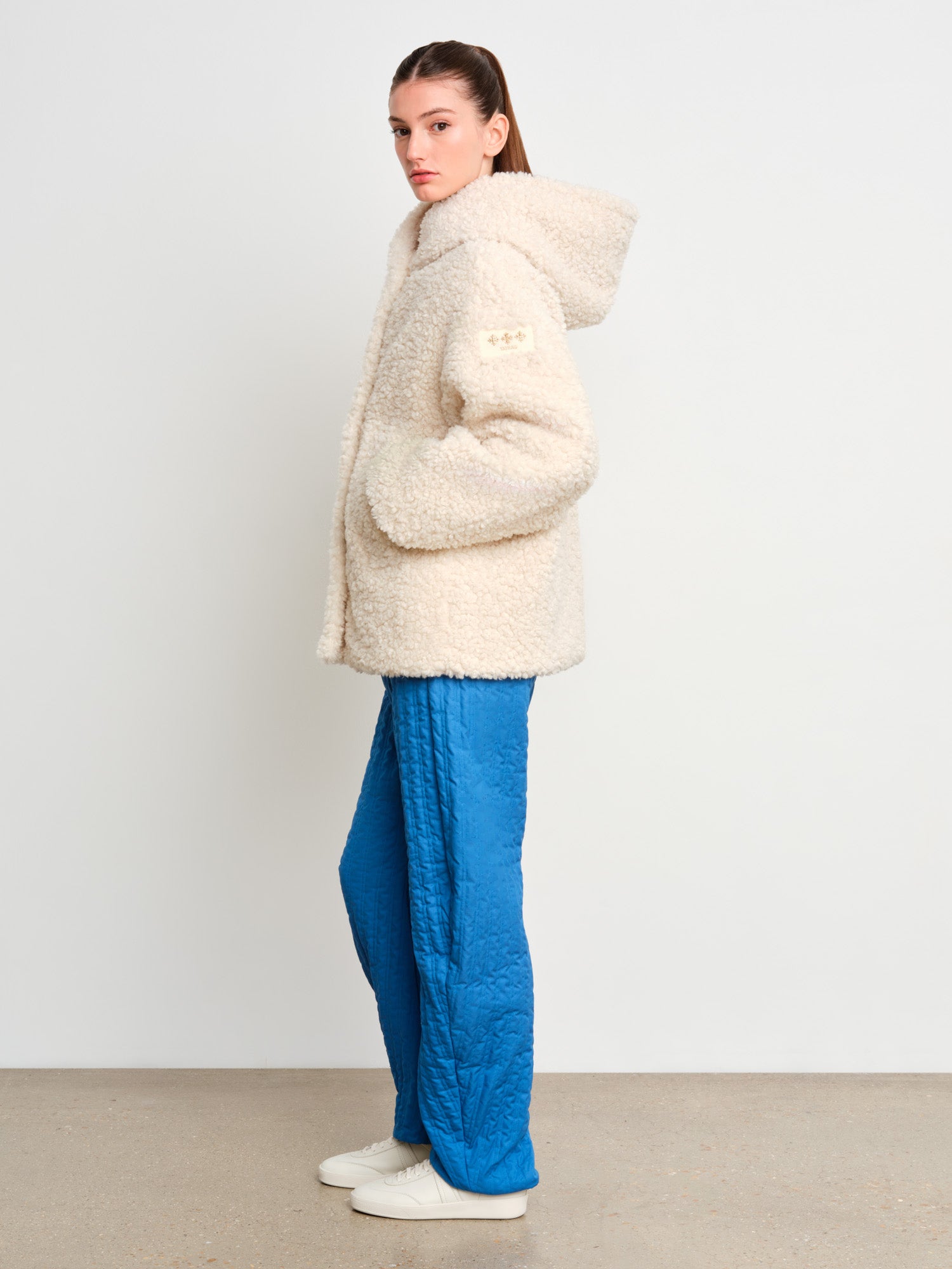 The model is 175 cm tall and is wearing a size 2 in Ivory.