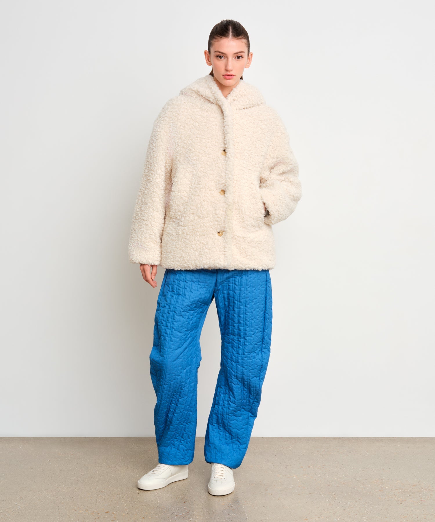 The model is 175 cm tall and is wearing a size 2 in Ivory.