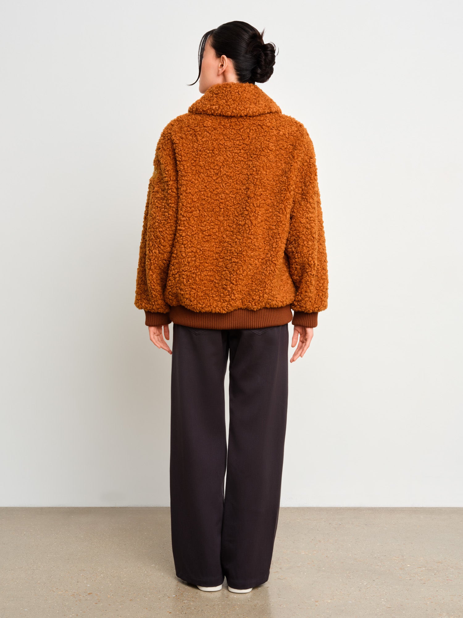 The model is 177 cm tall and is wearing a size 2 in Camel.