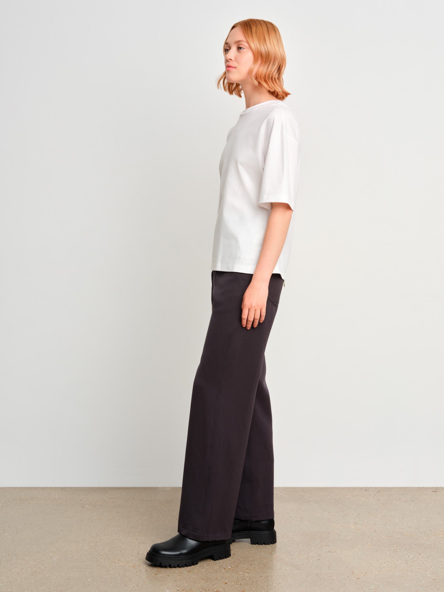 The model is 175 cm tall and is wearing a size 2 in White.