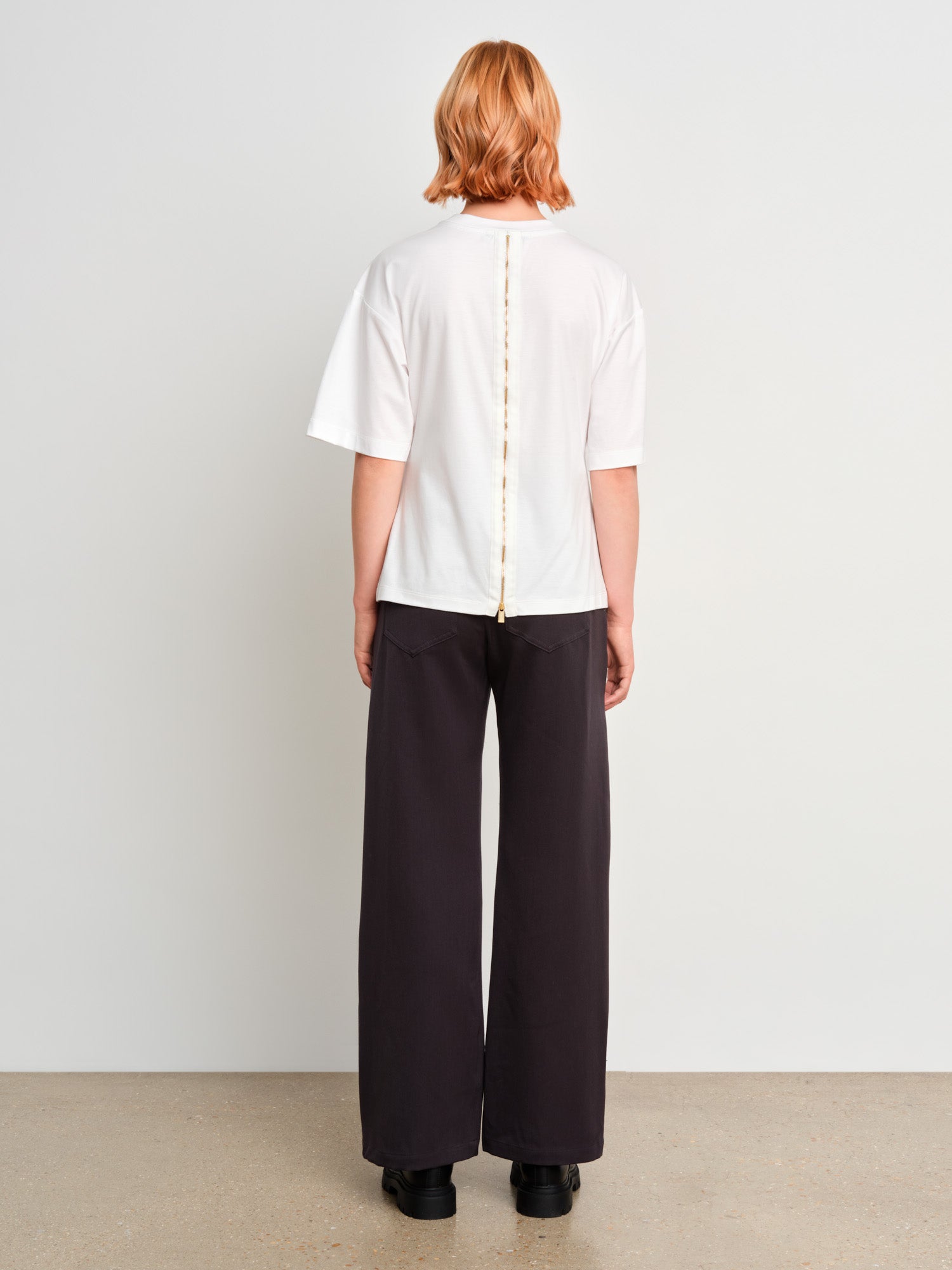 The model is 175 cm tall and is wearing a size 2 in White.