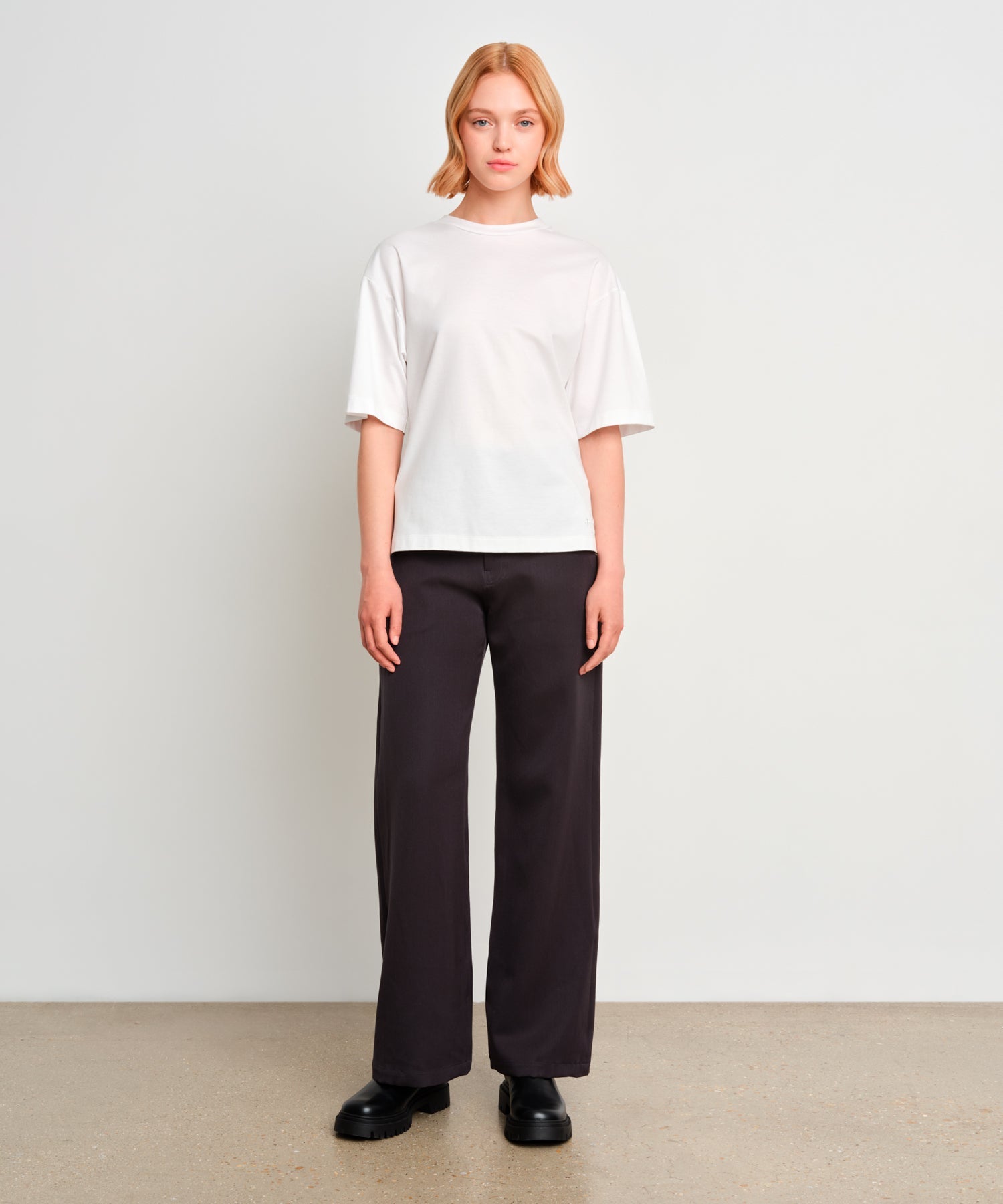 The model is 175 cm tall and is wearing a size 2 in White.