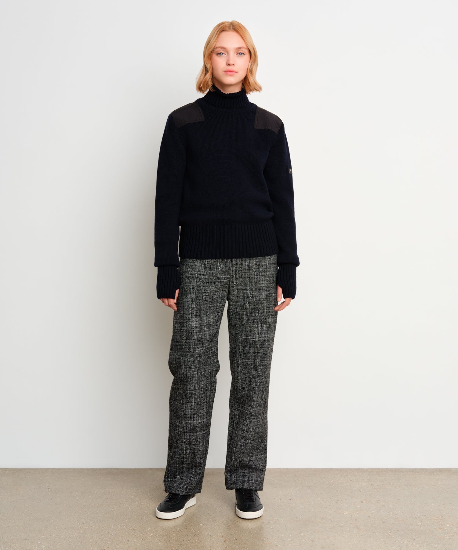 The model is 175 cm tall and is wearing a size 2 in Black.