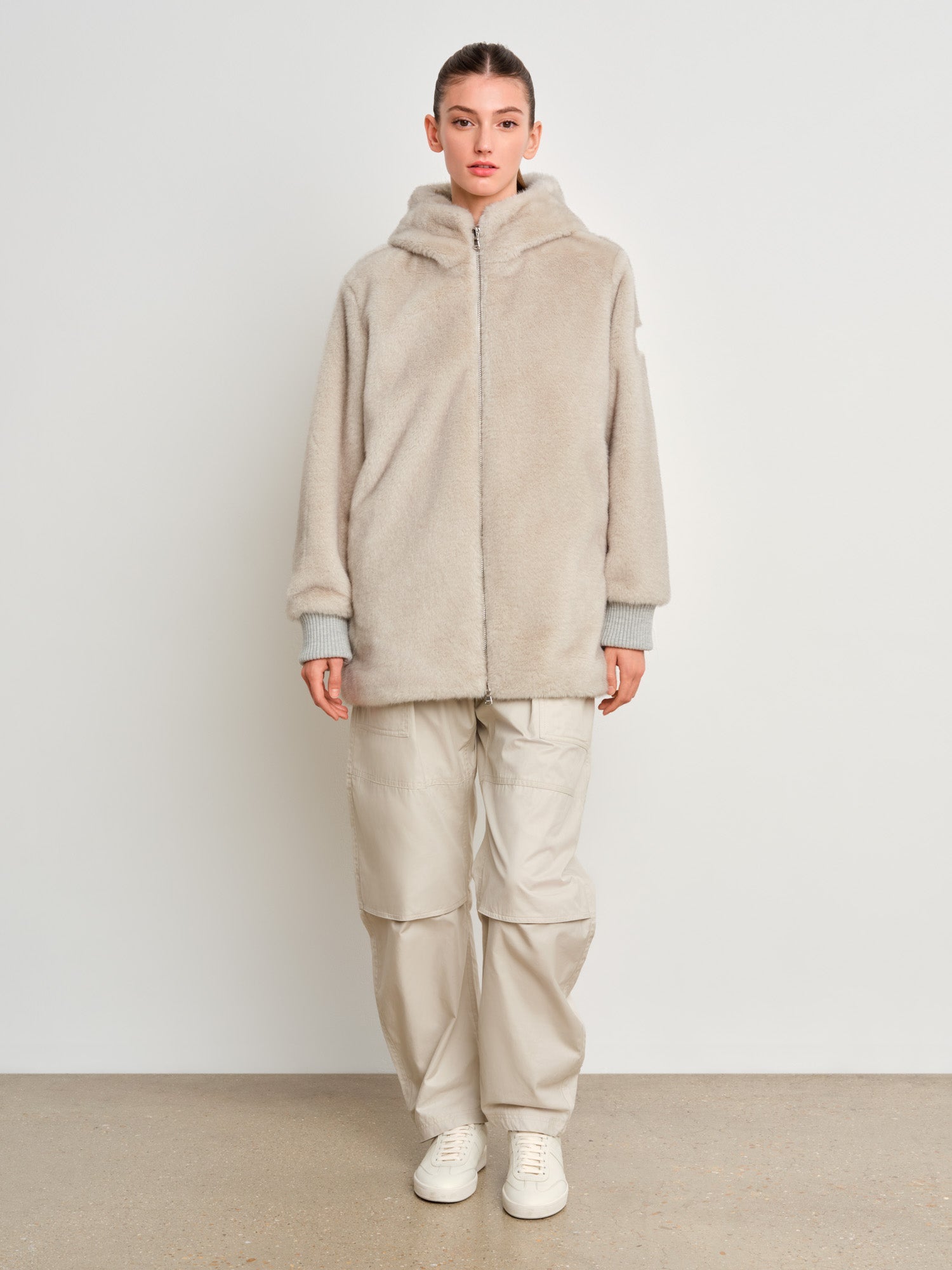 The model is 175 cm tall and is wearing a size 2 in Light Gray.