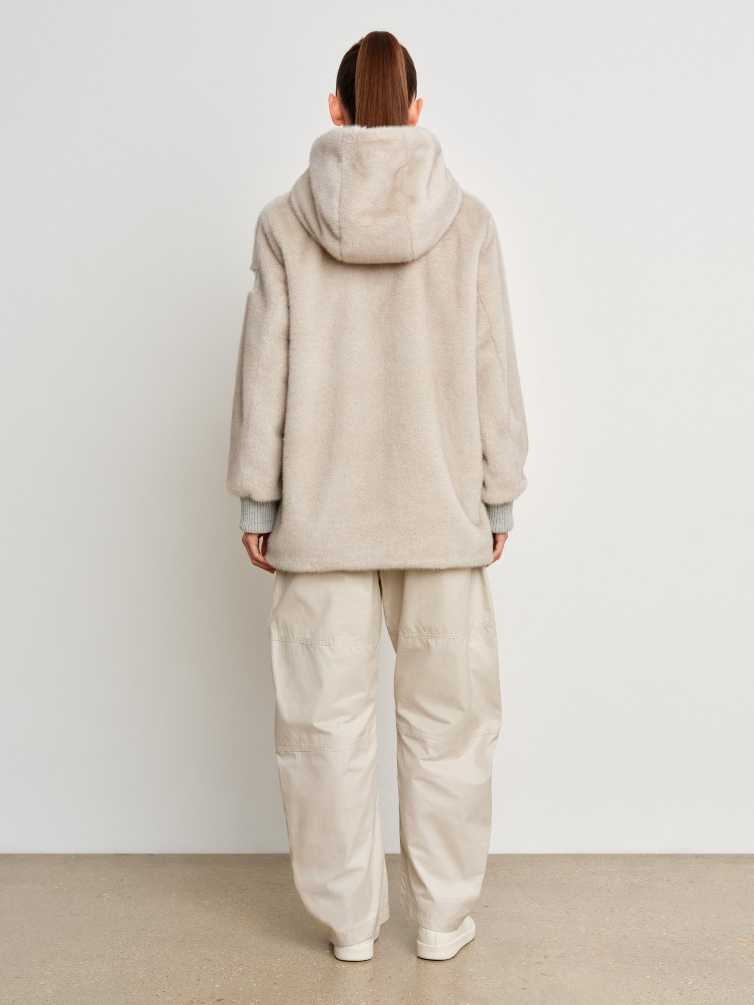 The model is 175 cm tall and is wearing a size 2 in Light Gray.