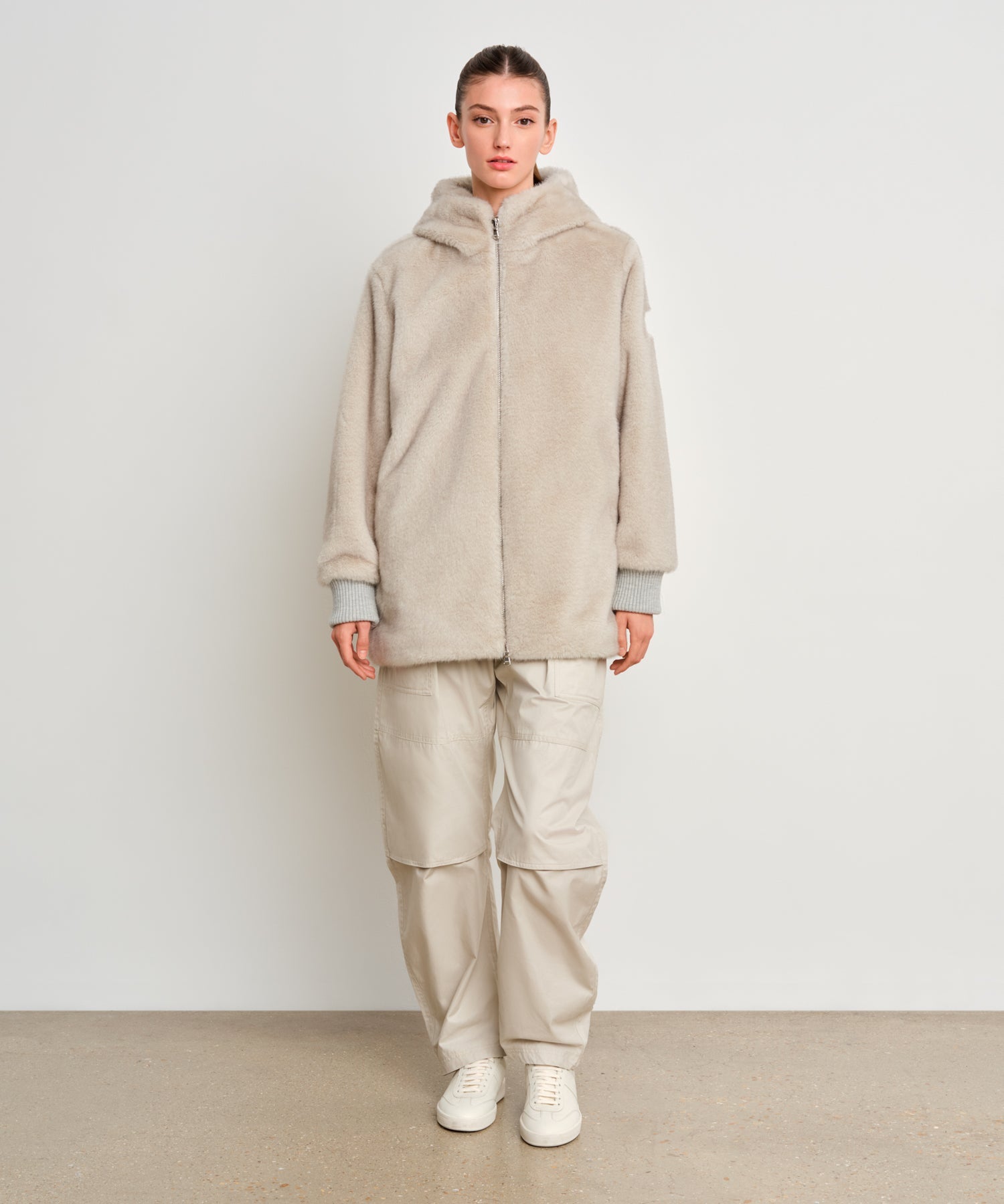 The model is 175 cm tall and is wearing a size 2 in Light Gray.