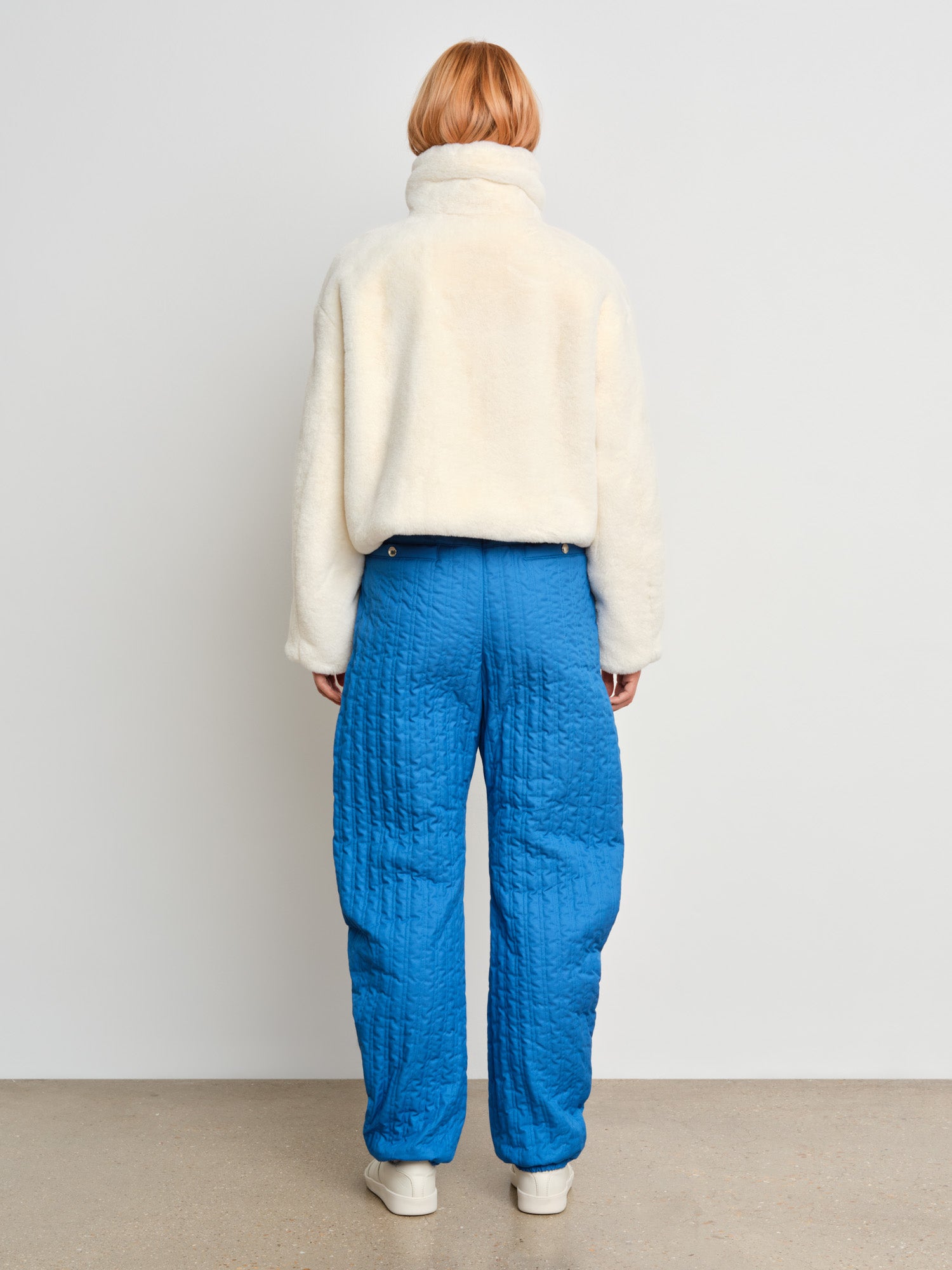 The model is 175 cm tall and is wearing a size 2 in White.