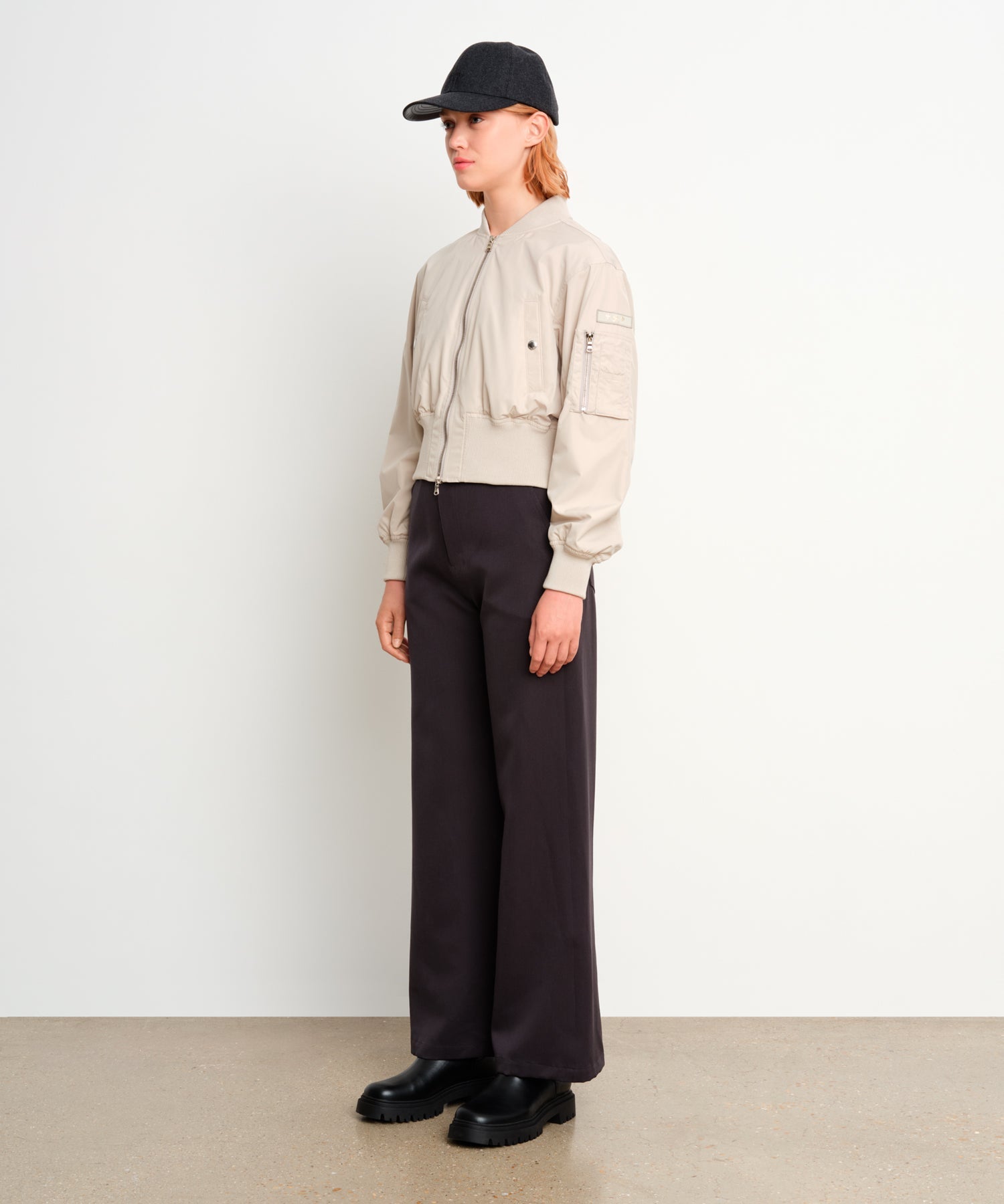 The model is 175 cm tall and is wearing a size 2 in Charcoal Gray.