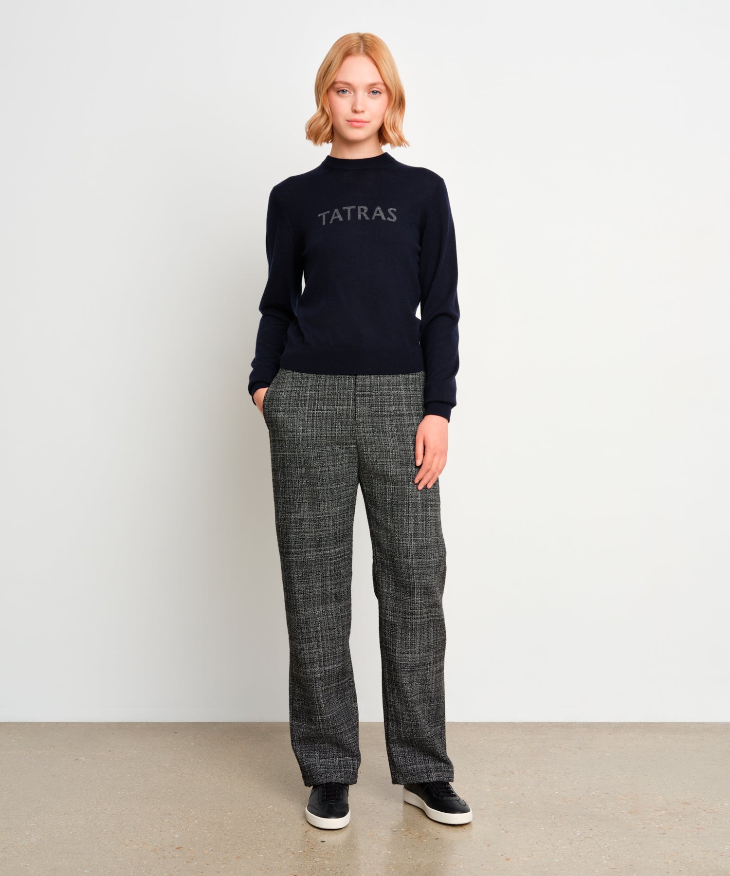 The model is 175 cm tall and is wearing a size 2 in Dark Navy.