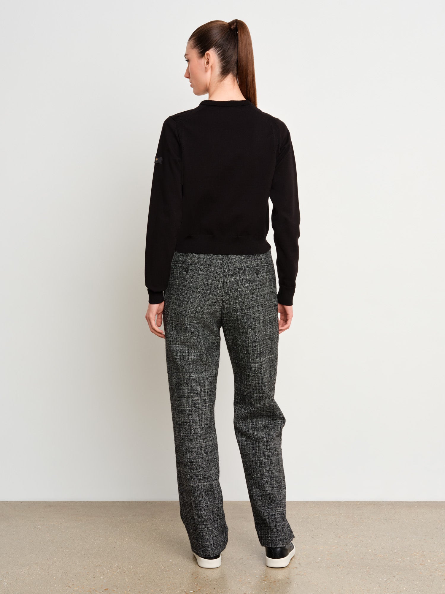 The model is 175 cm tall and is wearing a size 2 in Black.