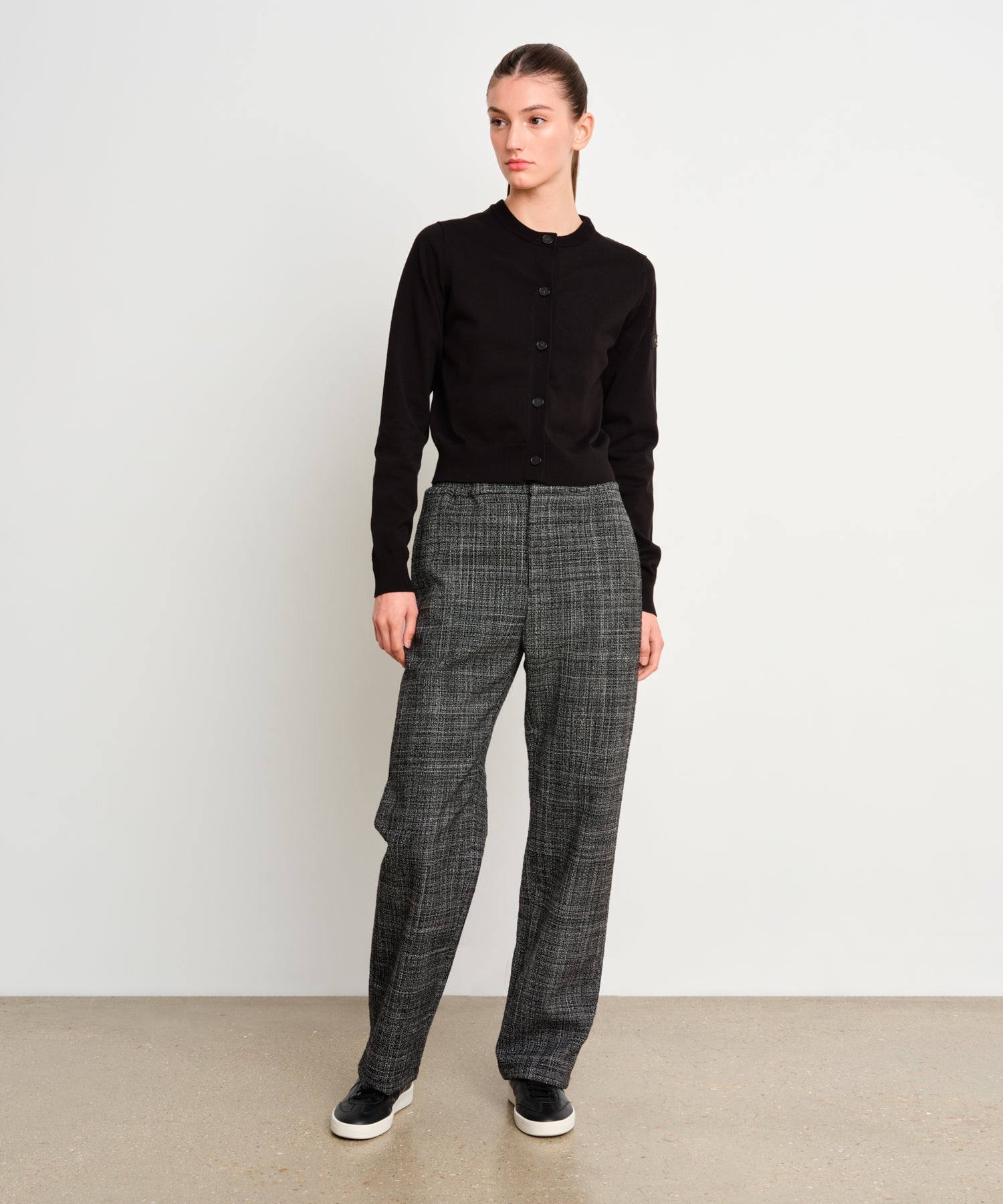 The model is 175 cm tall and is wearing a size 2 in Black.