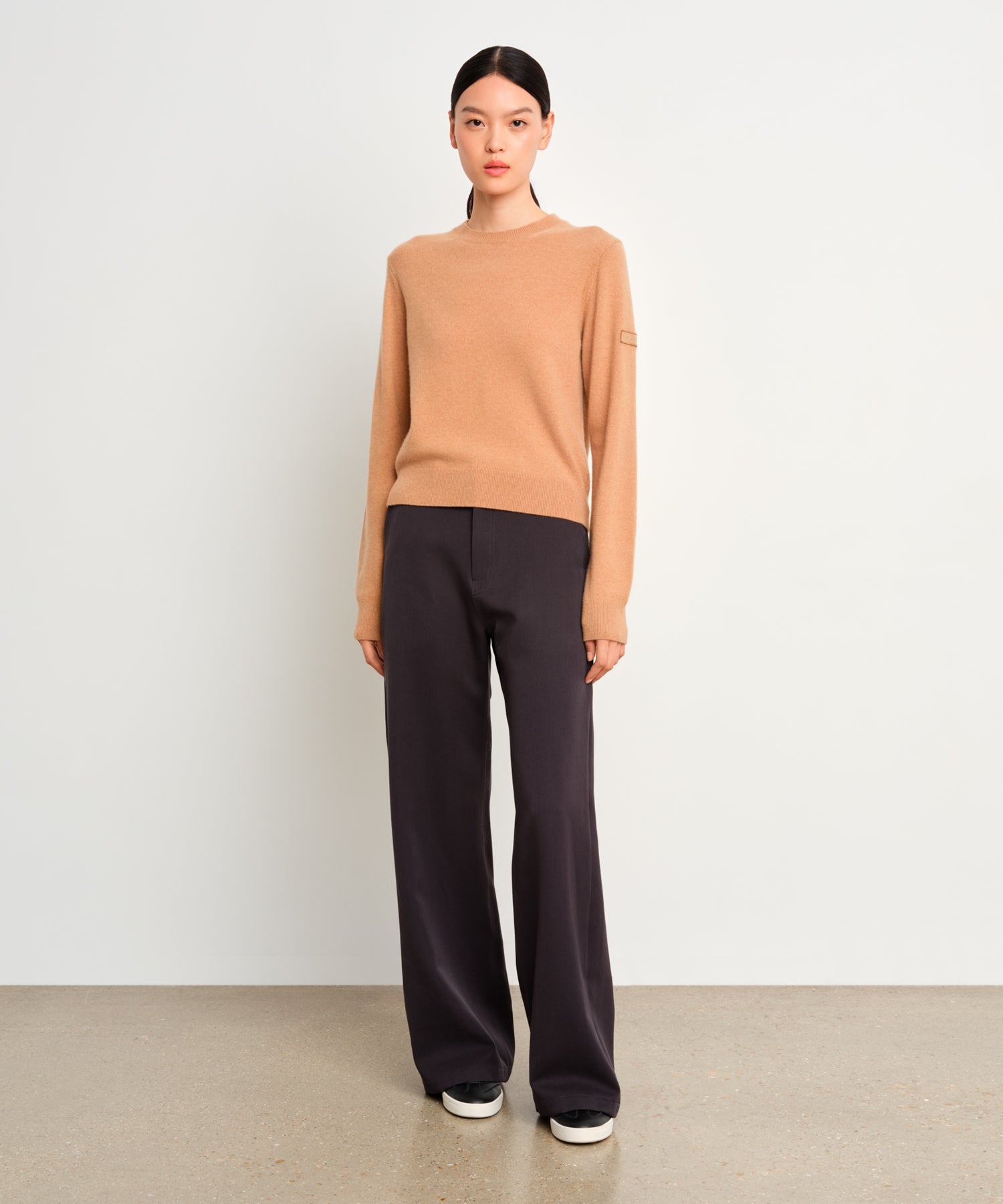 The model is 175 cm tall and is wearing a size 2 in Camel.