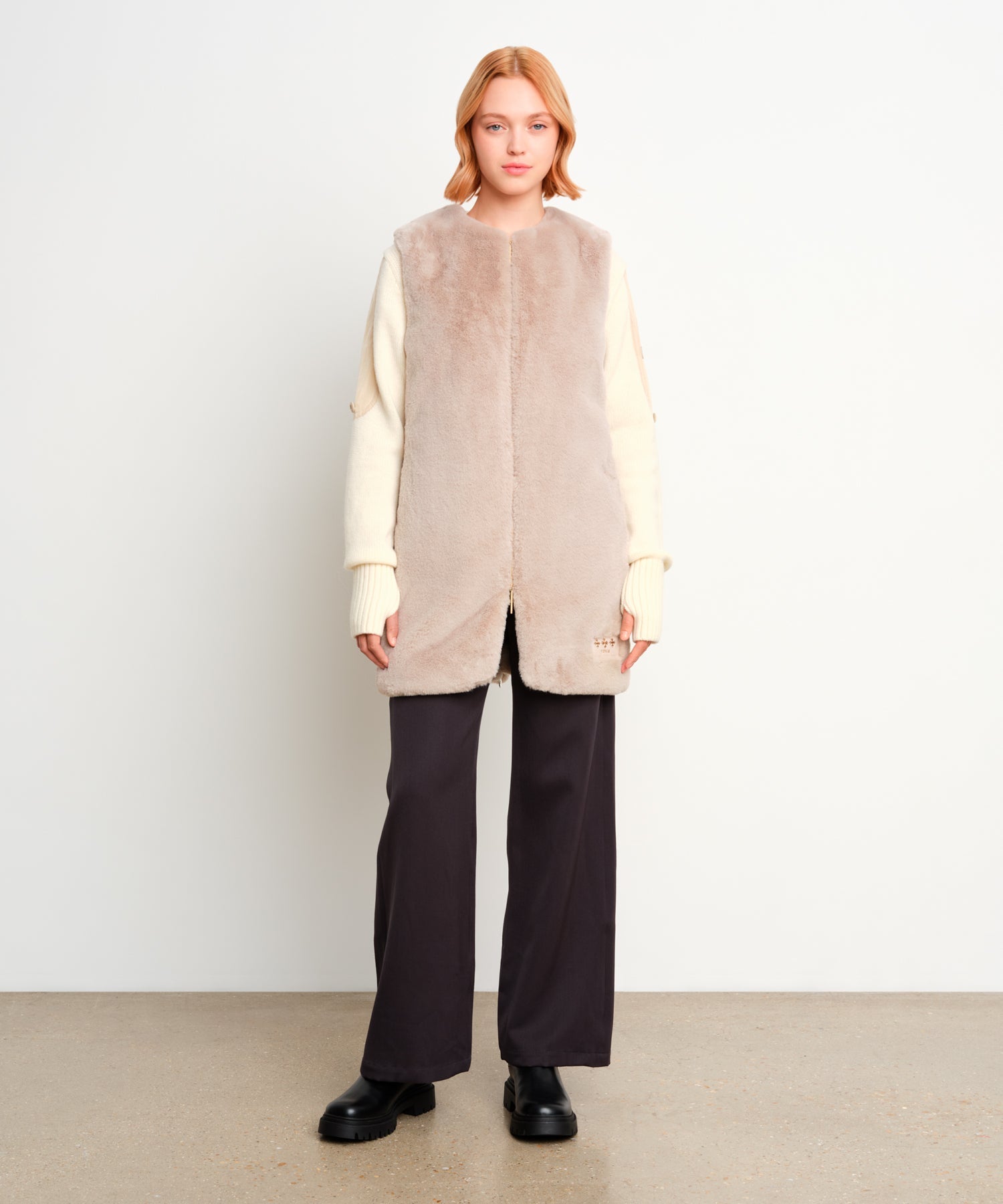 The model is 175 cm tall and is wearing a size 2 in Light Gray.