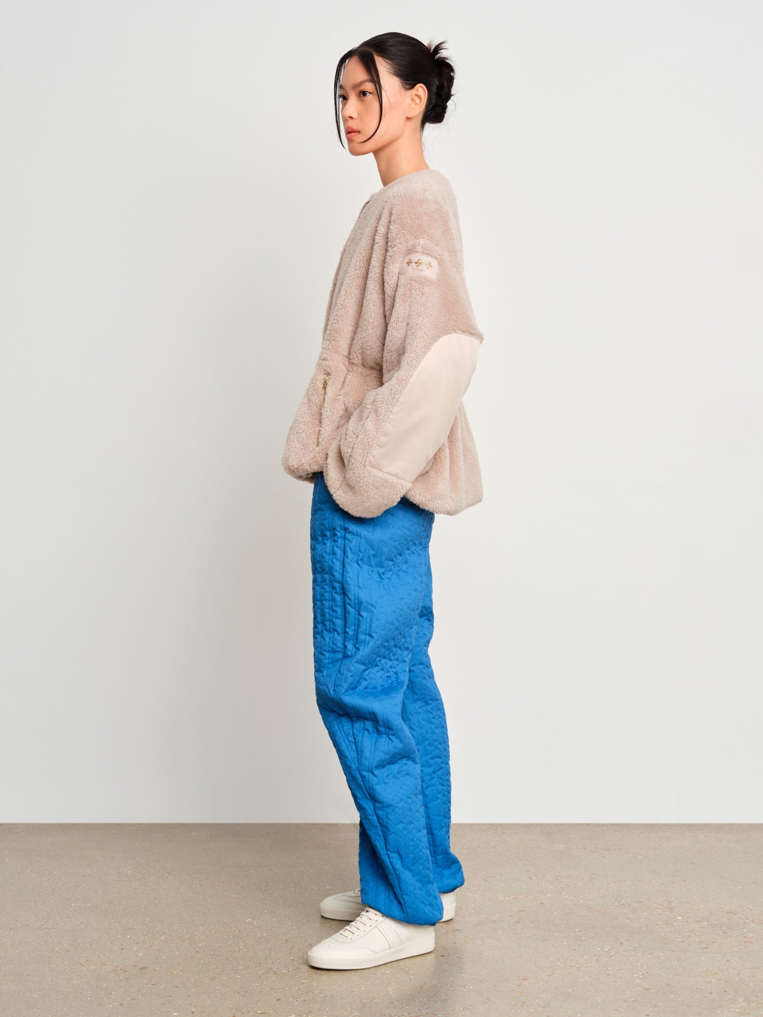 The model is 175 cm tall and is wearing a size 2 in Light Gray.