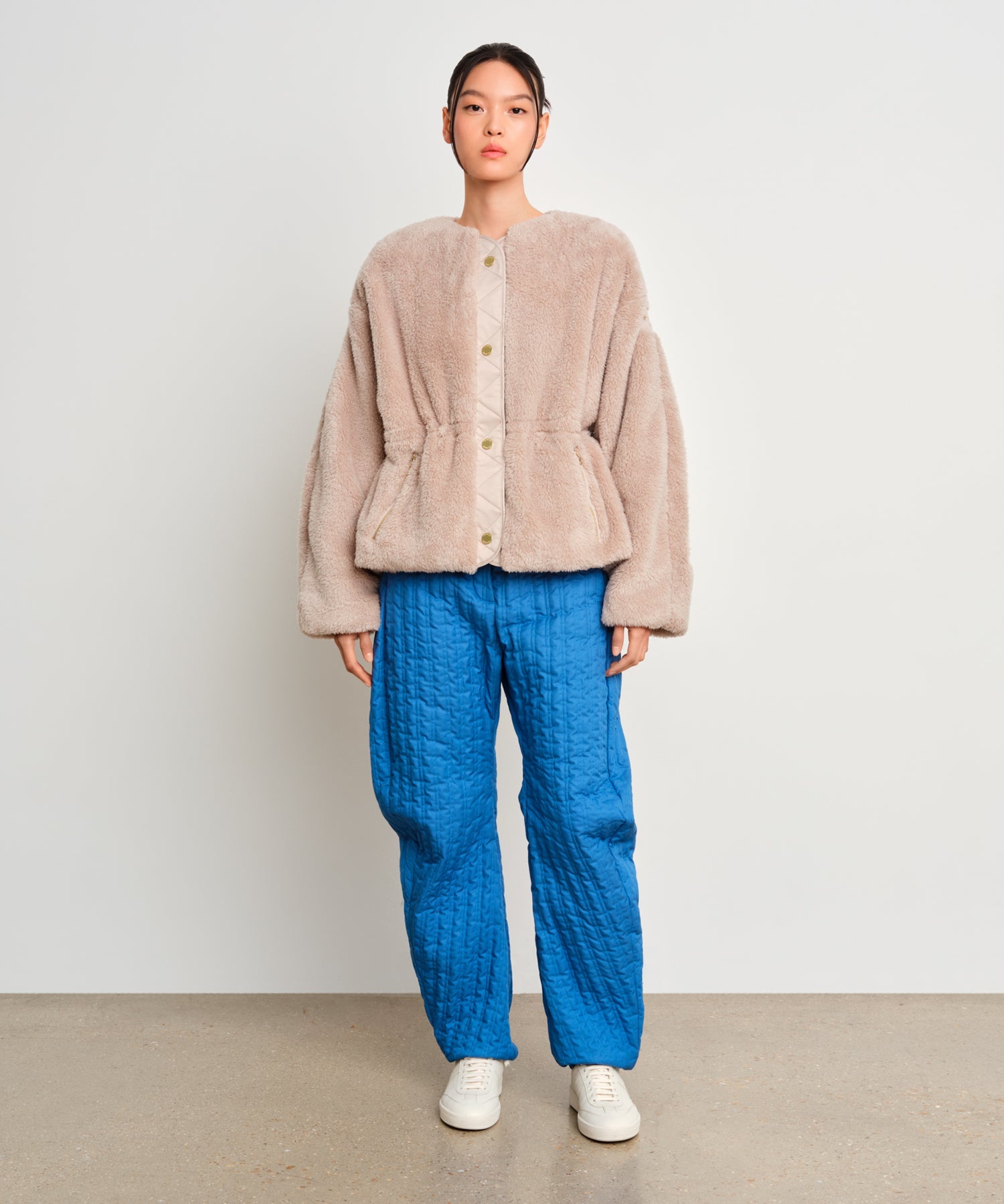 The model is 175 cm tall and is wearing a size 2 in Light Gray.