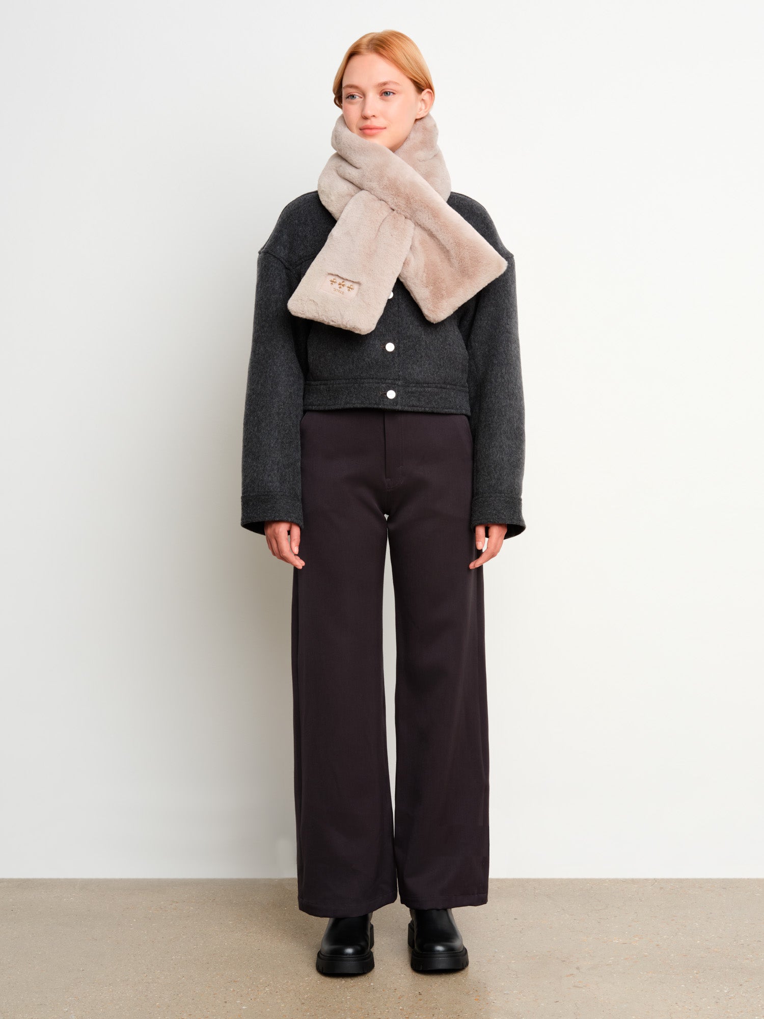 The model is 175 cm tall and is wearing a free size in Light Gray.