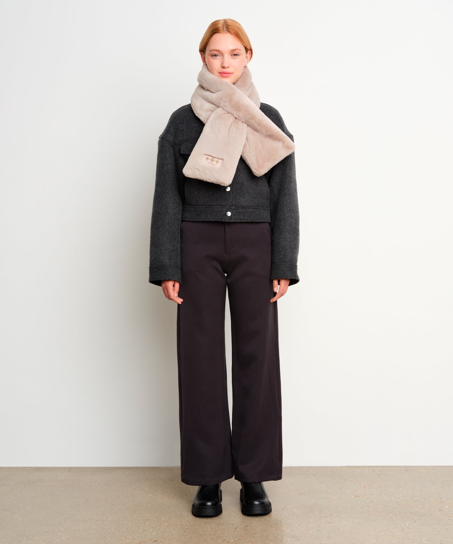 The model is 175 cm tall and is wearing a free size in Light Gray.