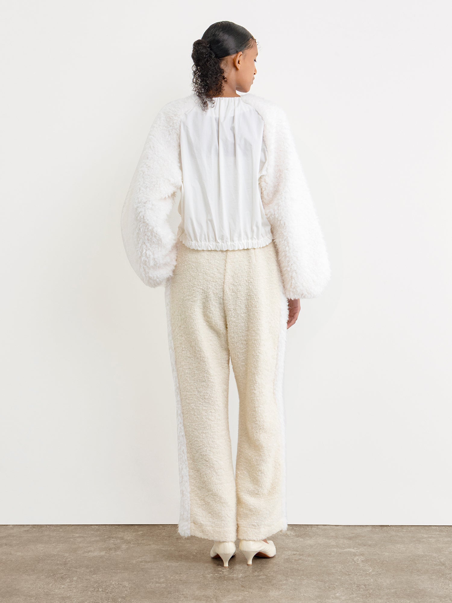 The model is 177 cm tall and is wearing a size 2 in White.