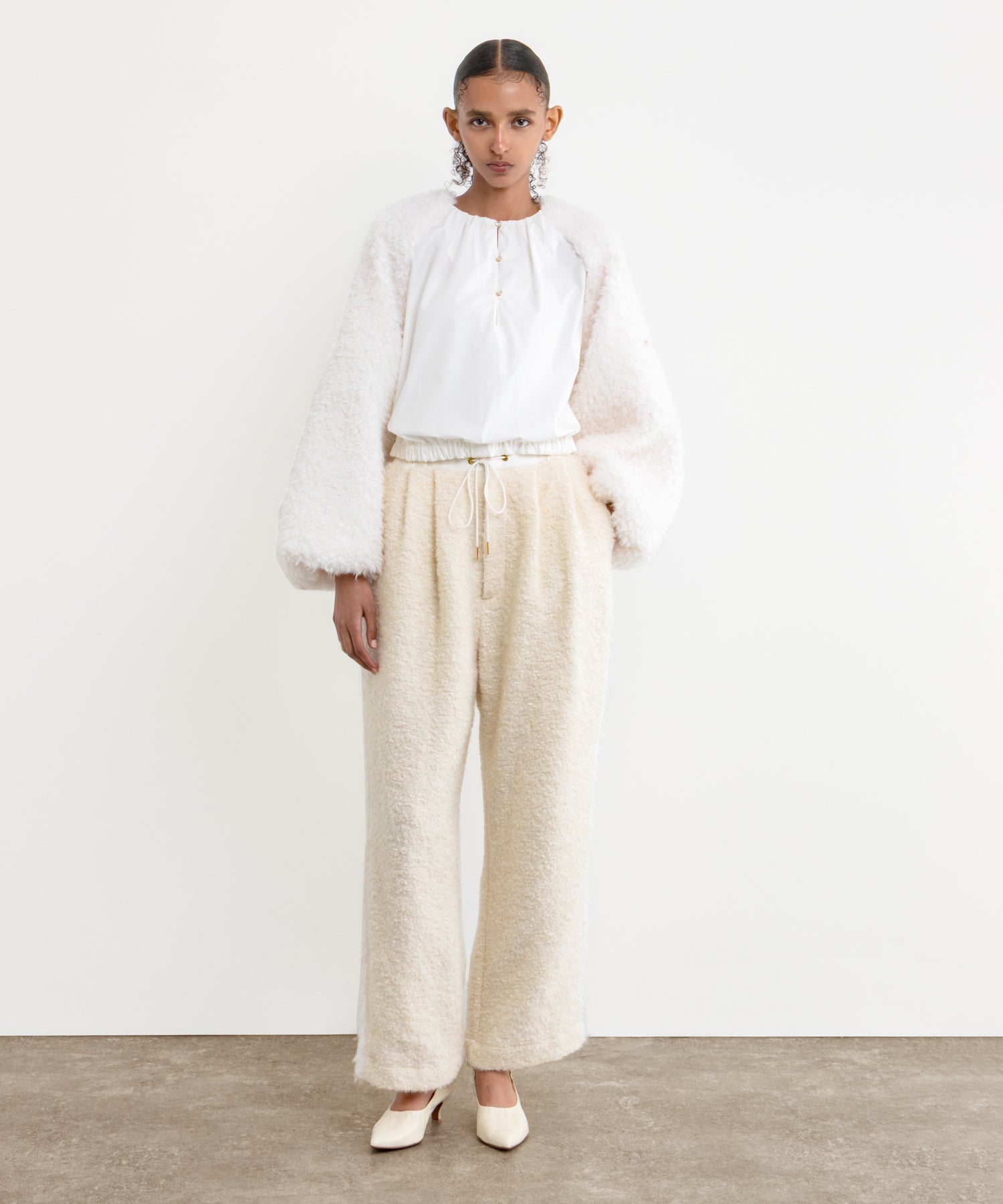 The model is 177 cm tall and is wearing a size 2 in White.