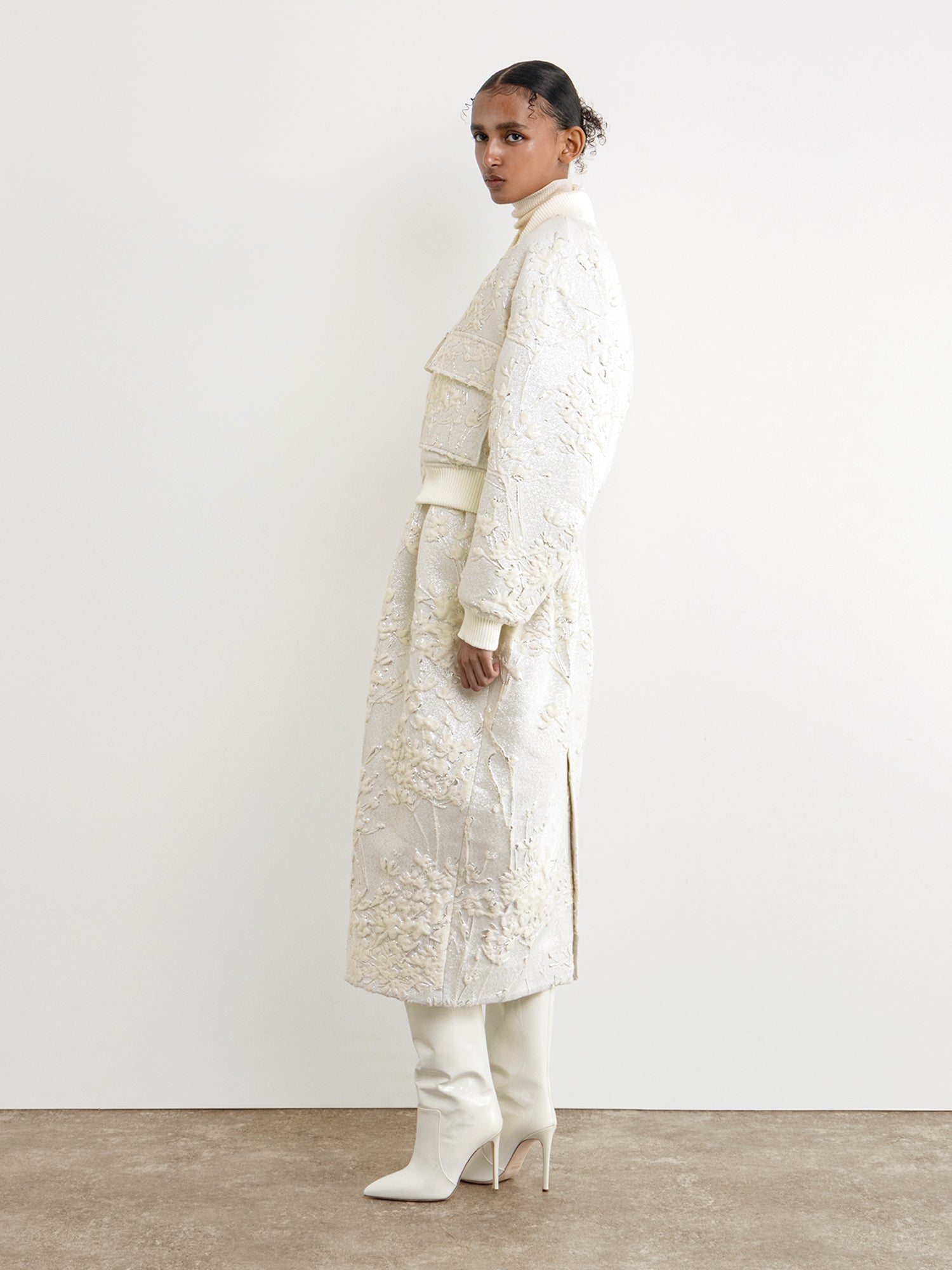 The model is 177 cm tall and is wearing a size 2 in White.