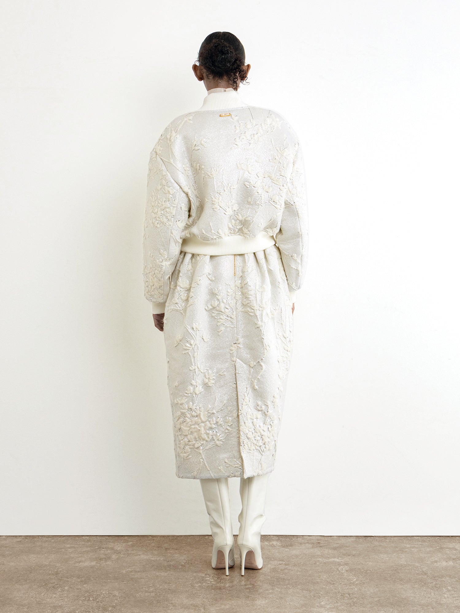 The model is 177 cm tall and is wearing a size 2 in White.